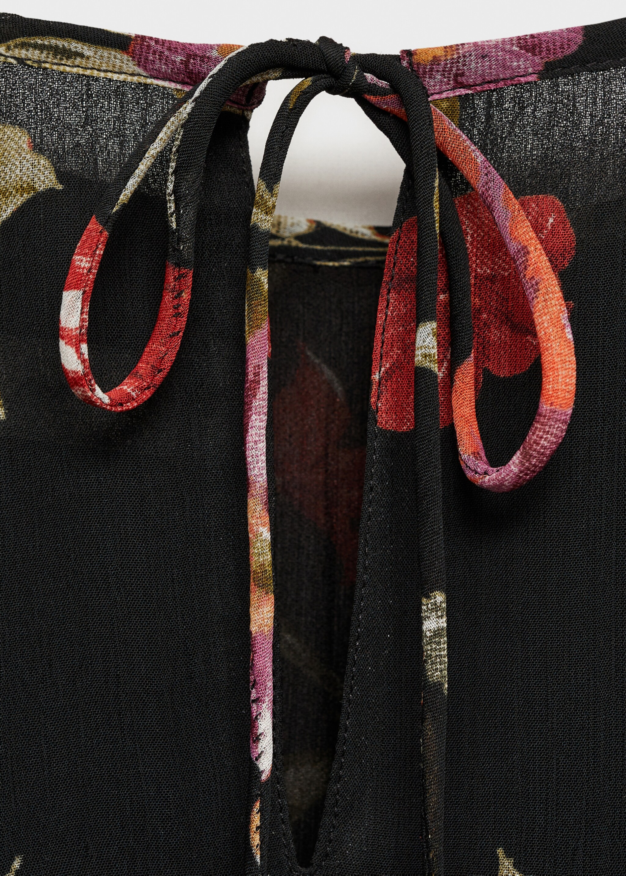 Blusa floreale volant - Dettaglio dell'articolo 0, Nero. Ref: 87034075-00.