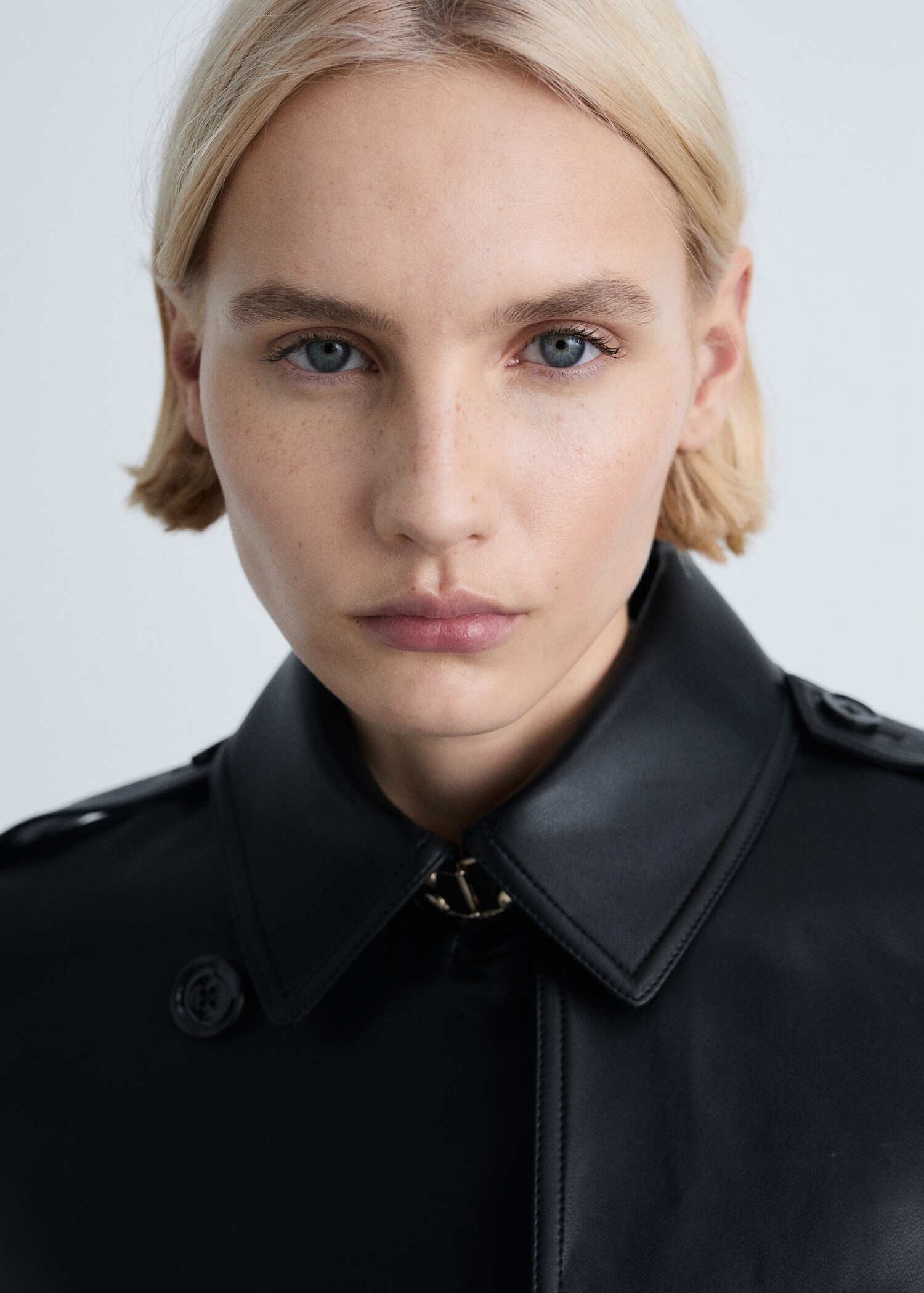 Trenchcoat mit Leder-Effekt - Detail des Artikels 1