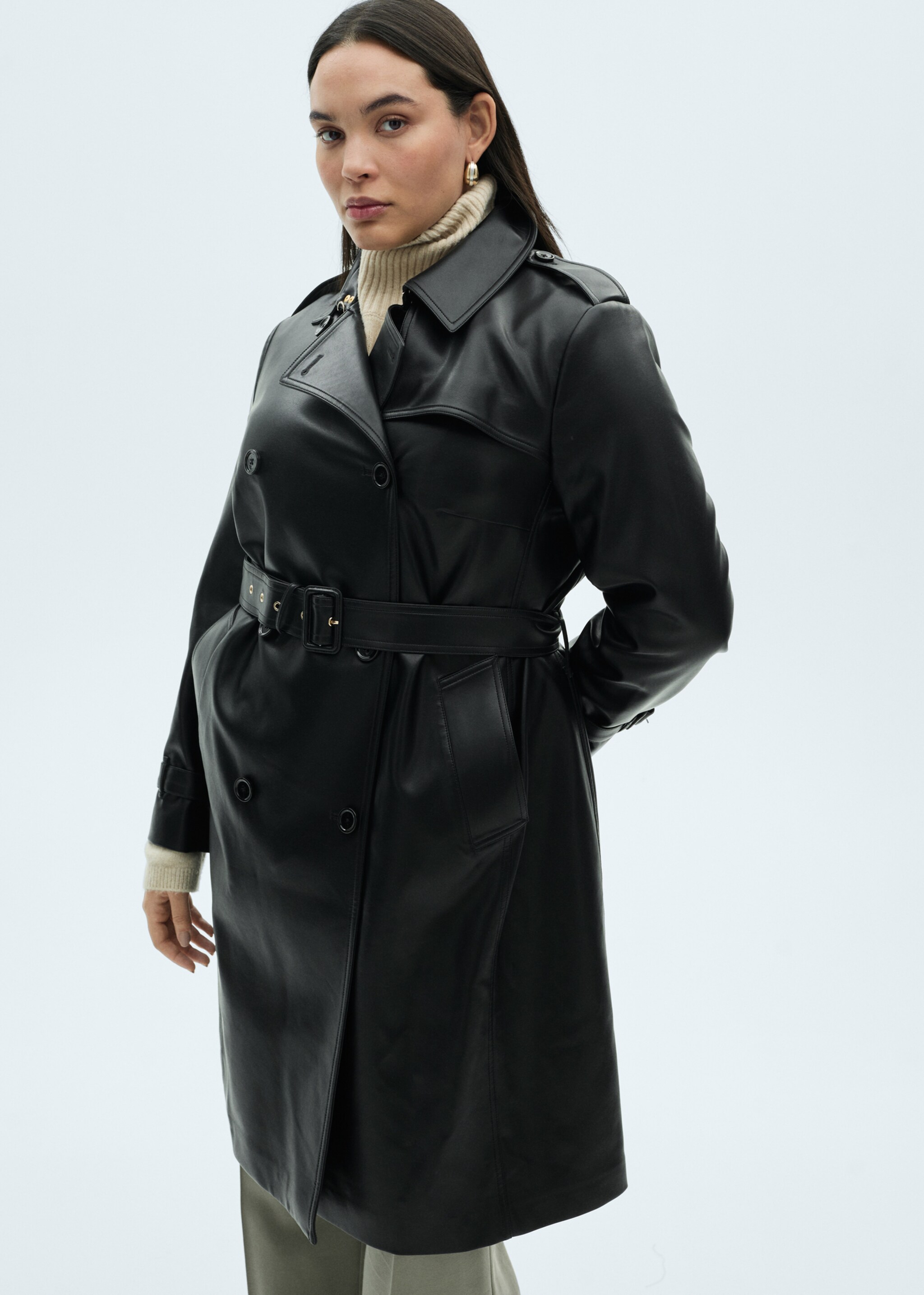 Trenchcoat mit Leder-Effekt - Detail des Artikels 4, Schwarz. Ref: 87034077-00.