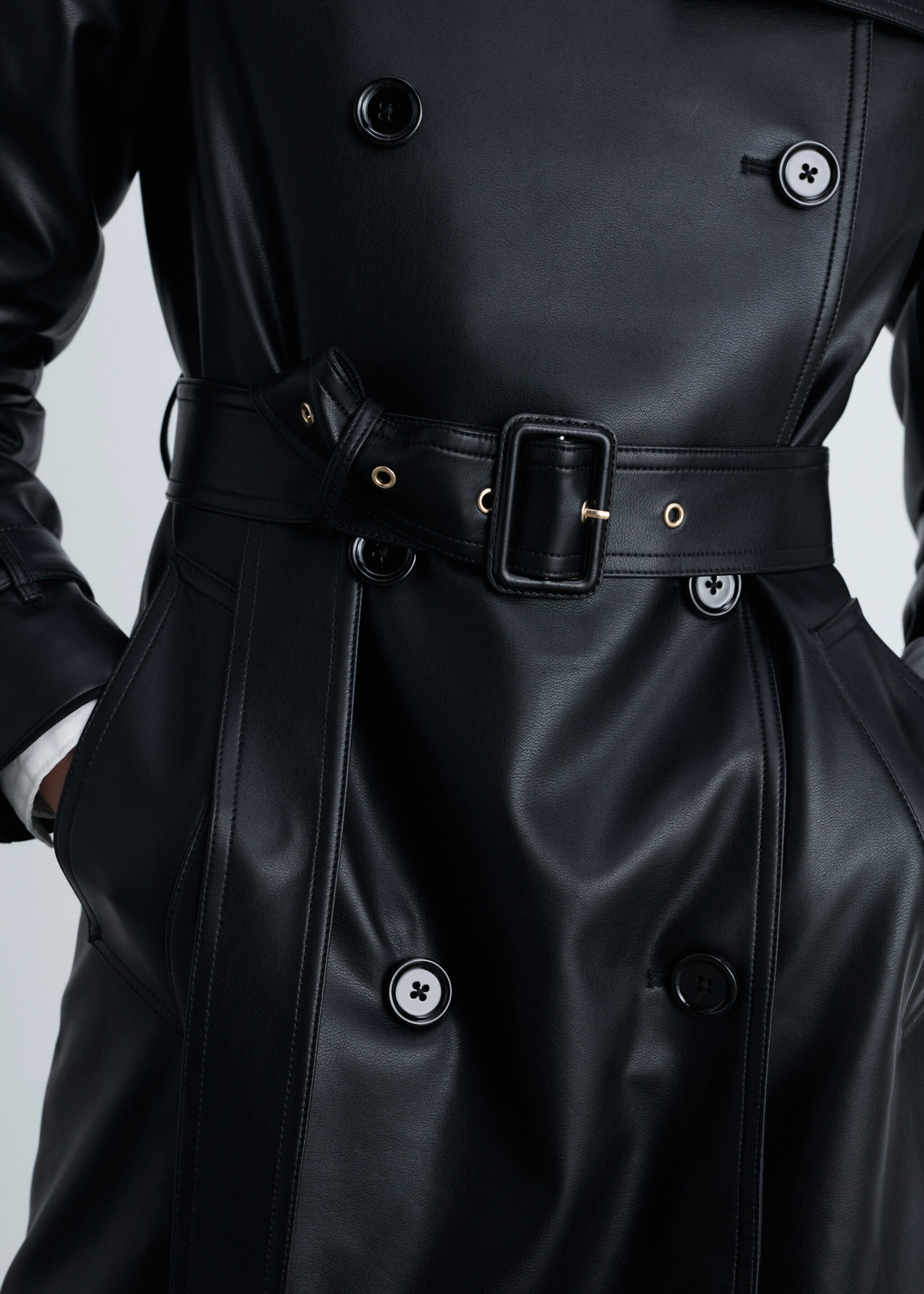 Trenchcoat mit Leder-Effekt - Detail des Artikels 6, Schwarz. Ref: 87034077-00.