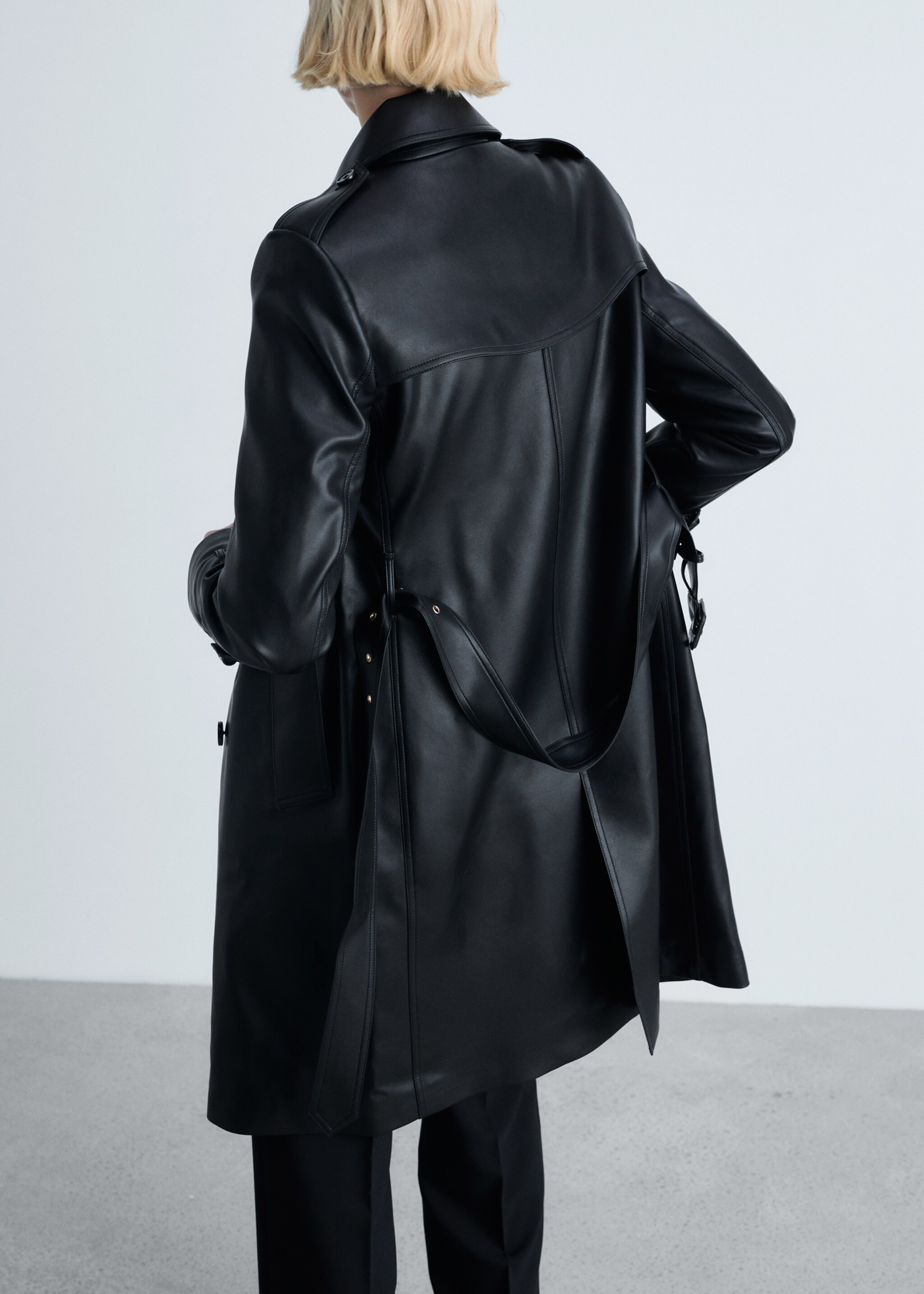 Trenchcoat mit Leder-Effekt - Rückseite des Artikels, Schwarz. Ref: 87034077-00.
