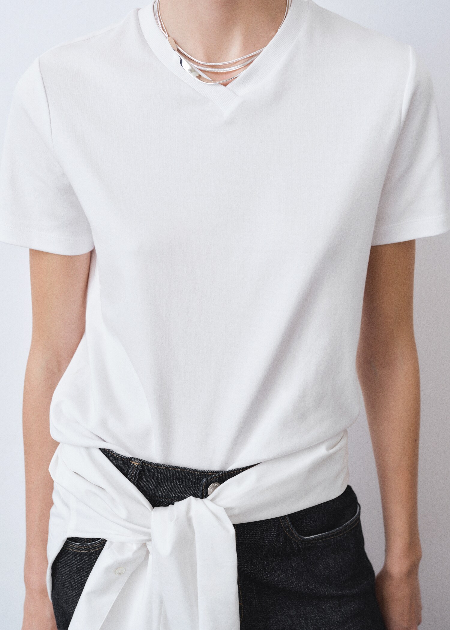 V-neck cotton T-shirt - Details of the article 6