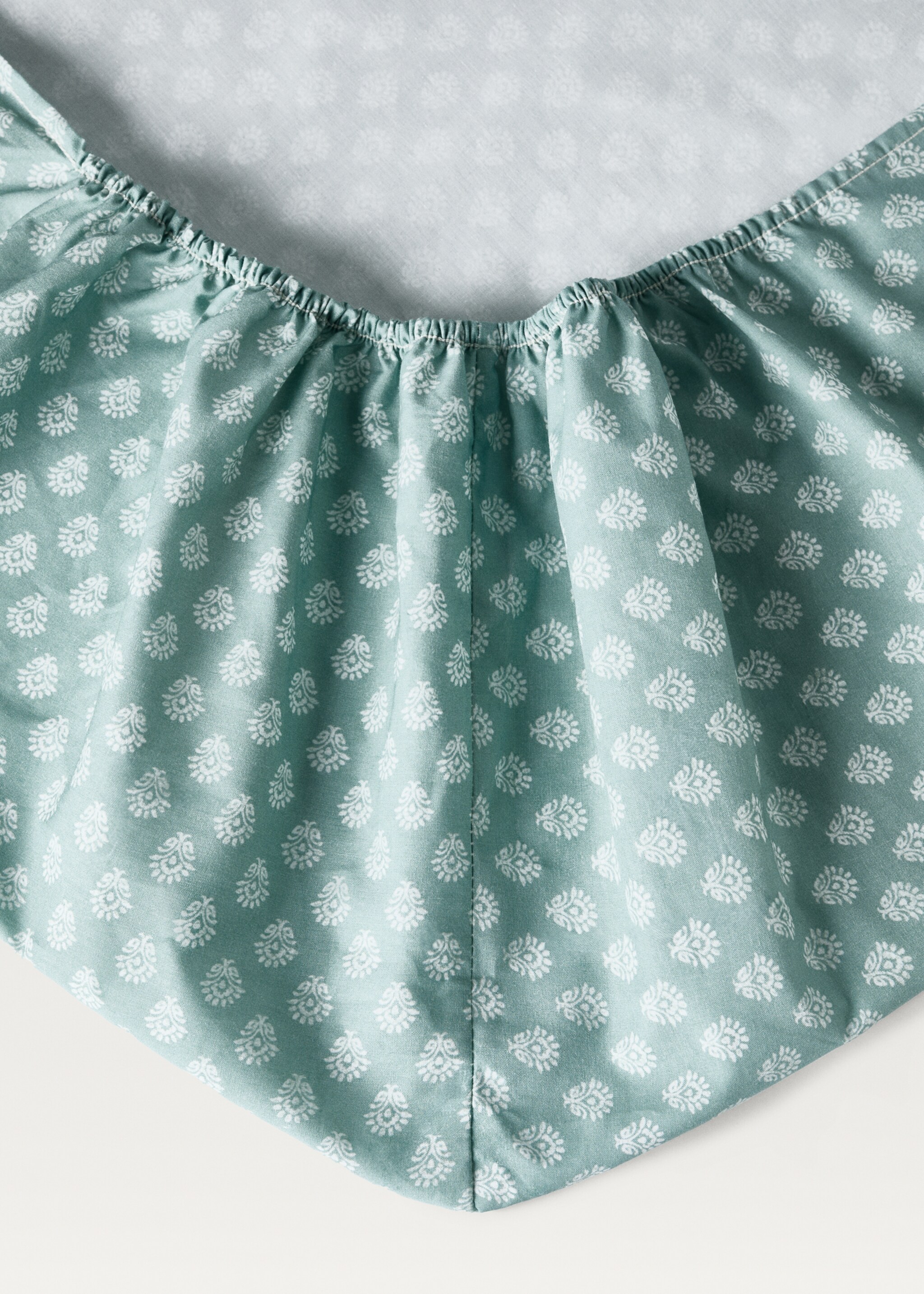 Perkalkatoenen hoeslaken met bloemetjes voor kinderbed 90 cm - Detail van het artikel 1, Bosgroen. Ref: 87034086-00.