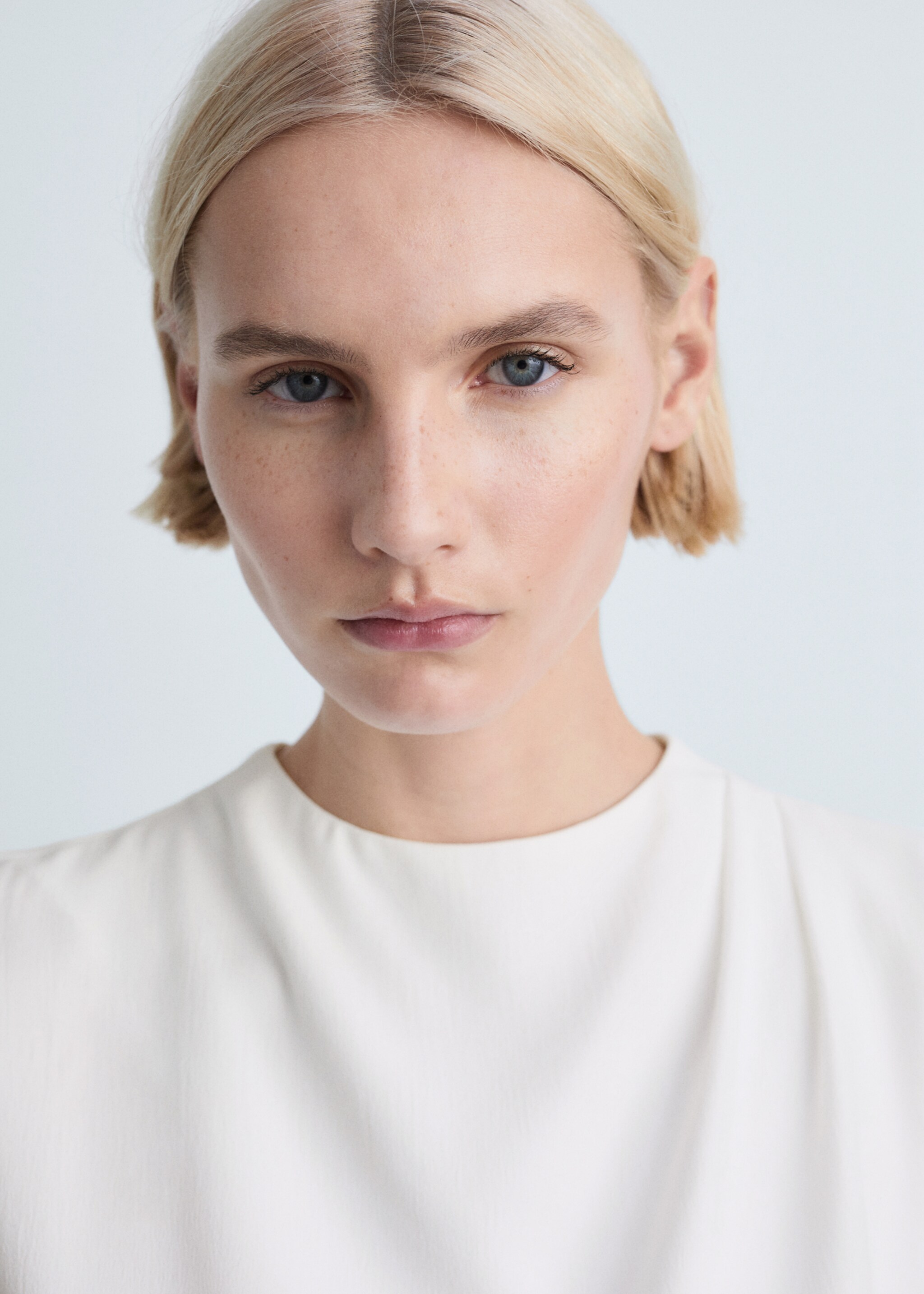 Brusa drapejada sense mànigues - Detall de l'article 1, Blanc trencat. Ref: 87034092-00.