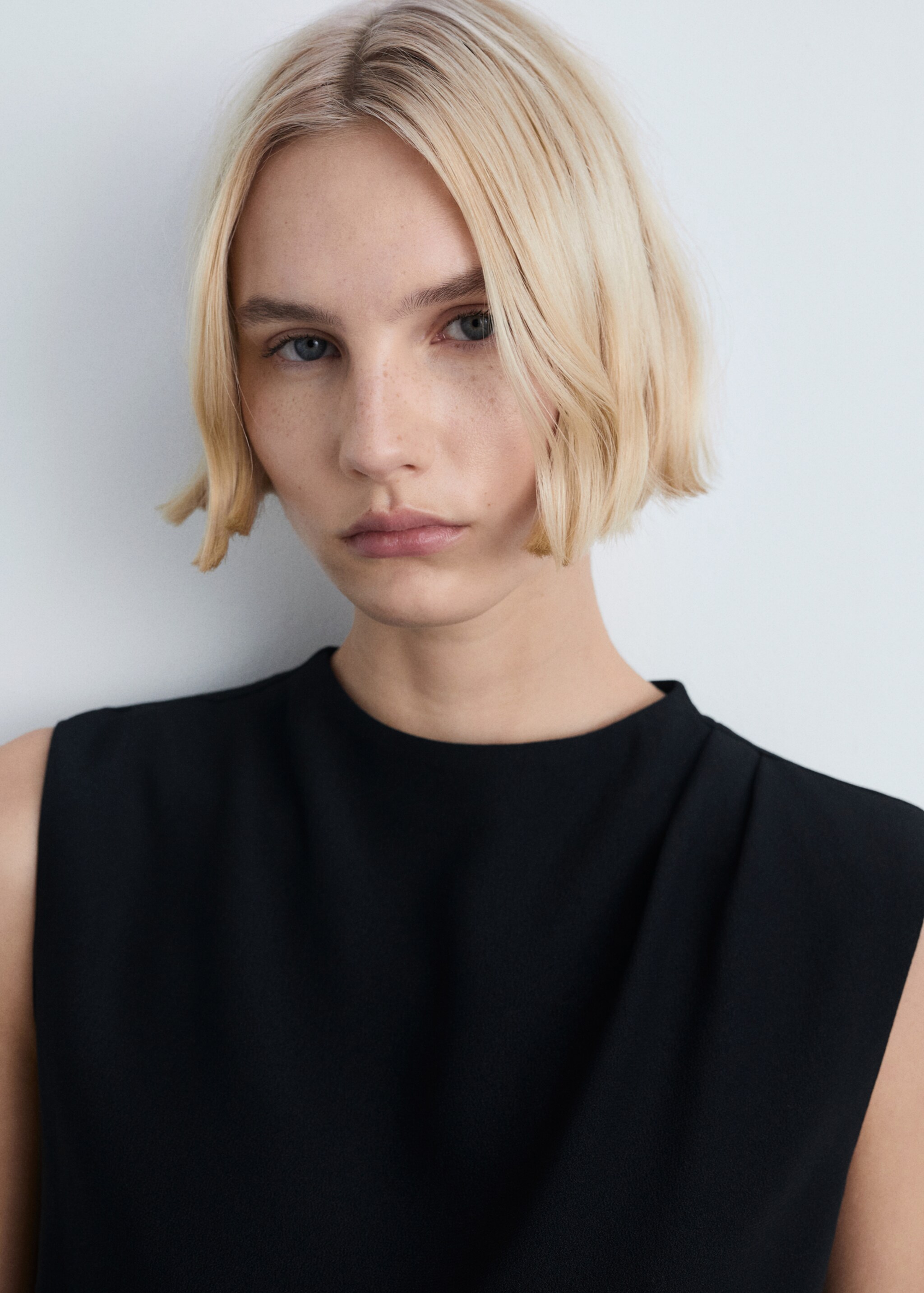 Brusa drapejada sense mànigues - Detall de l'article 1, Negre. Ref: 87034092-00.