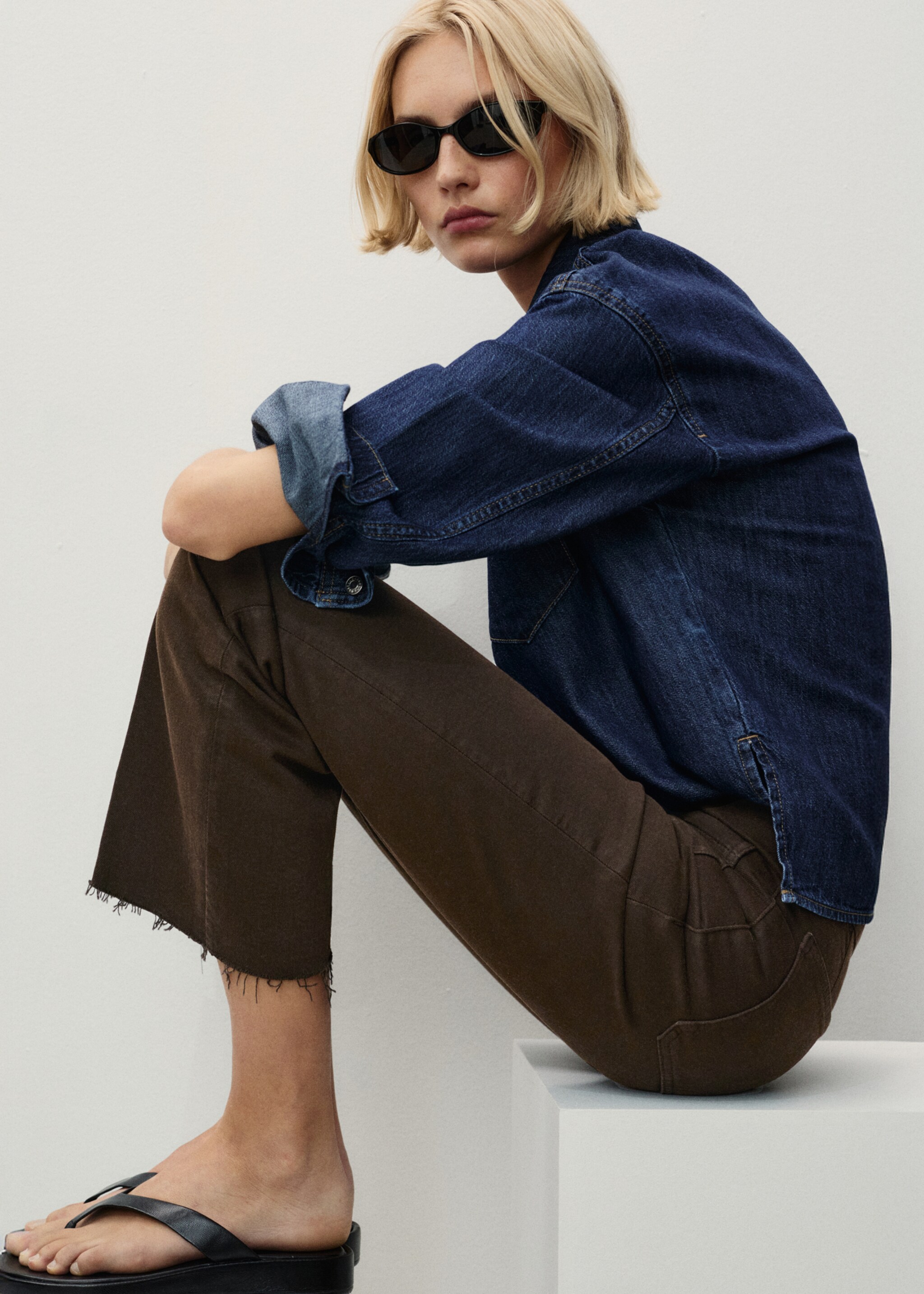 Flared cropped jeans with pockets - Details of the article 6, Chocolate. Ref: 87034096-00.