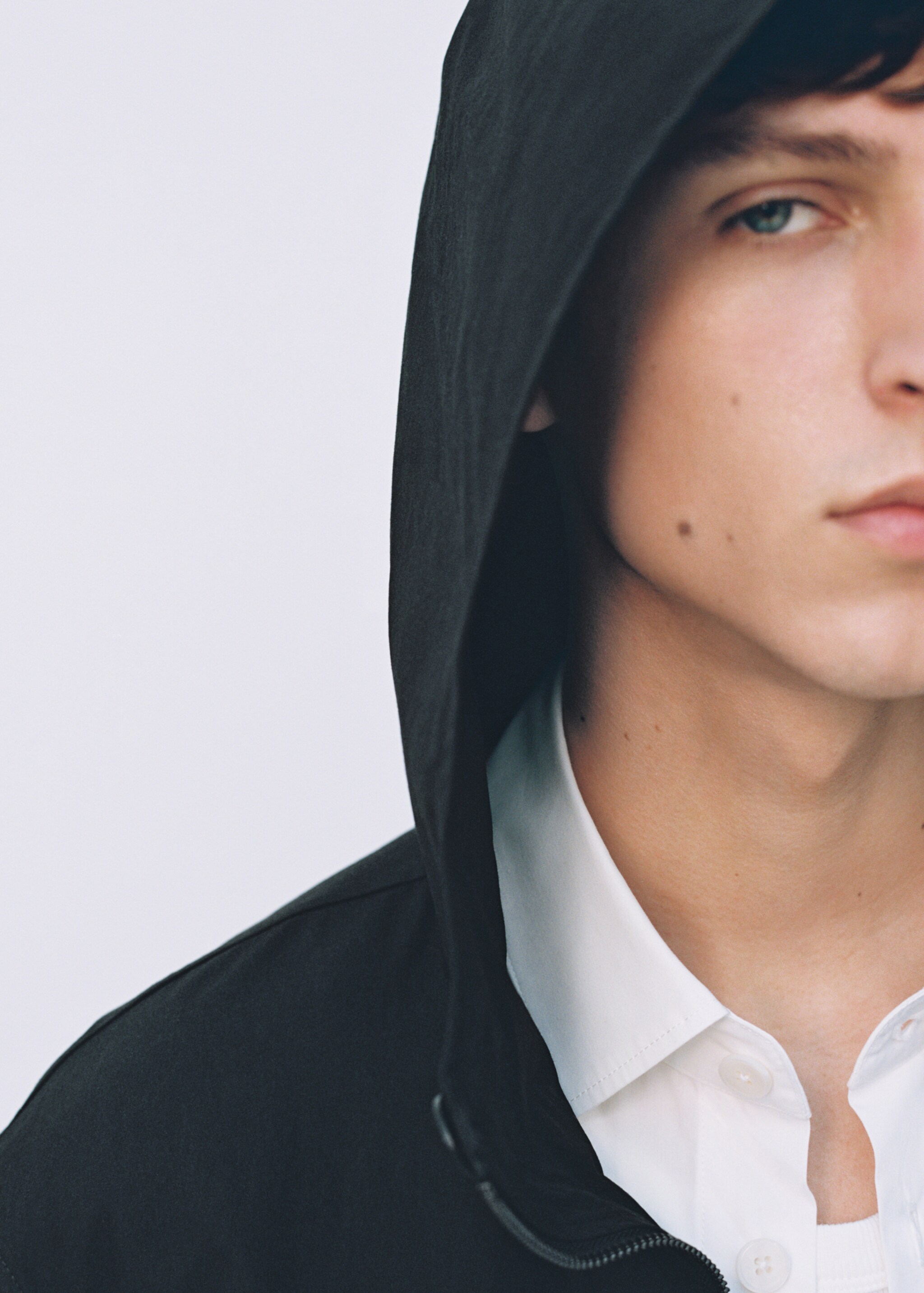 Trench coat with belt and hood - Details of the article 5, Black. Ref: 87034392-00.