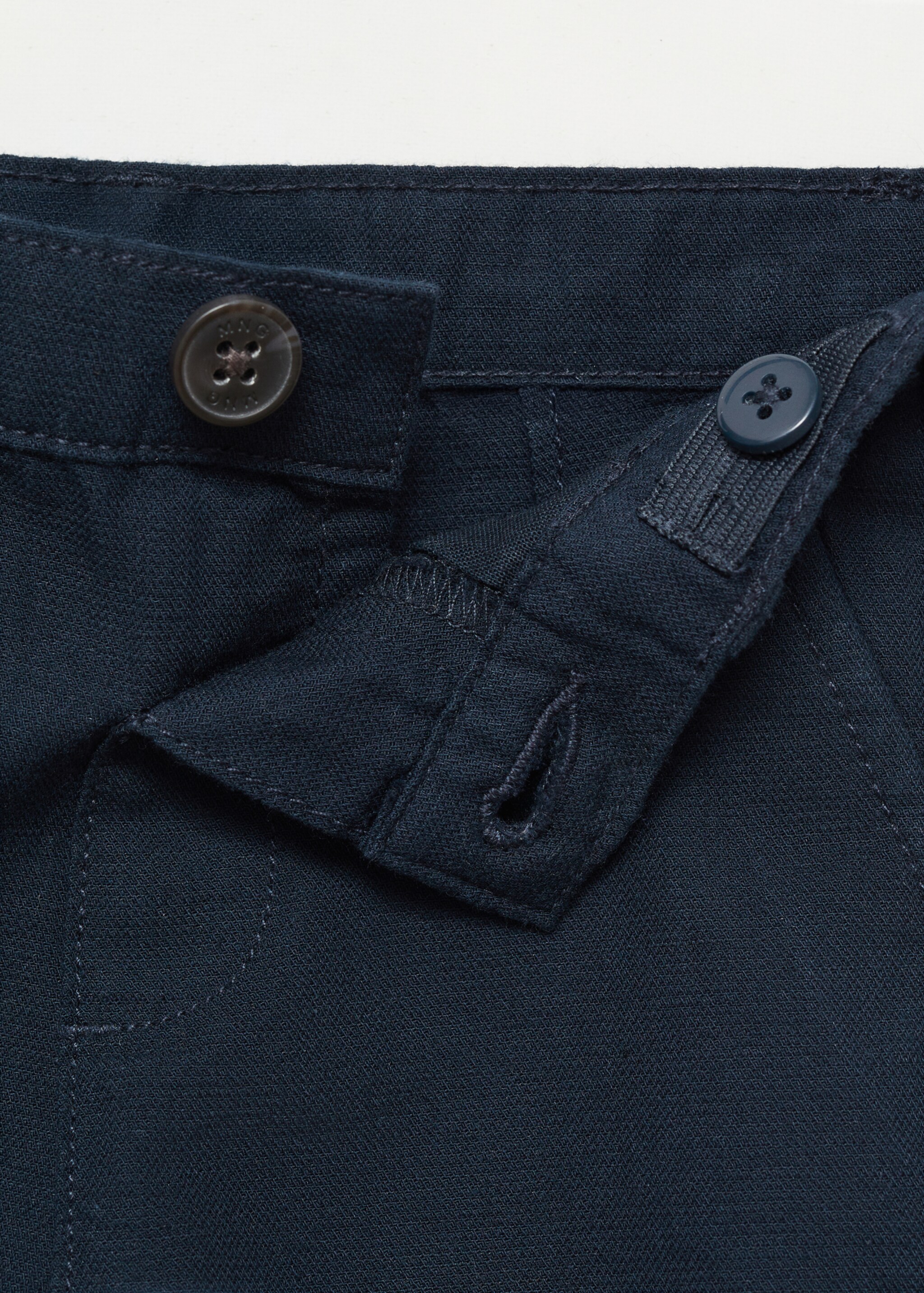 Bermuda van linnen en katoen - Detail van het artikel 8, Donkermarine. Ref: 87034405-00.