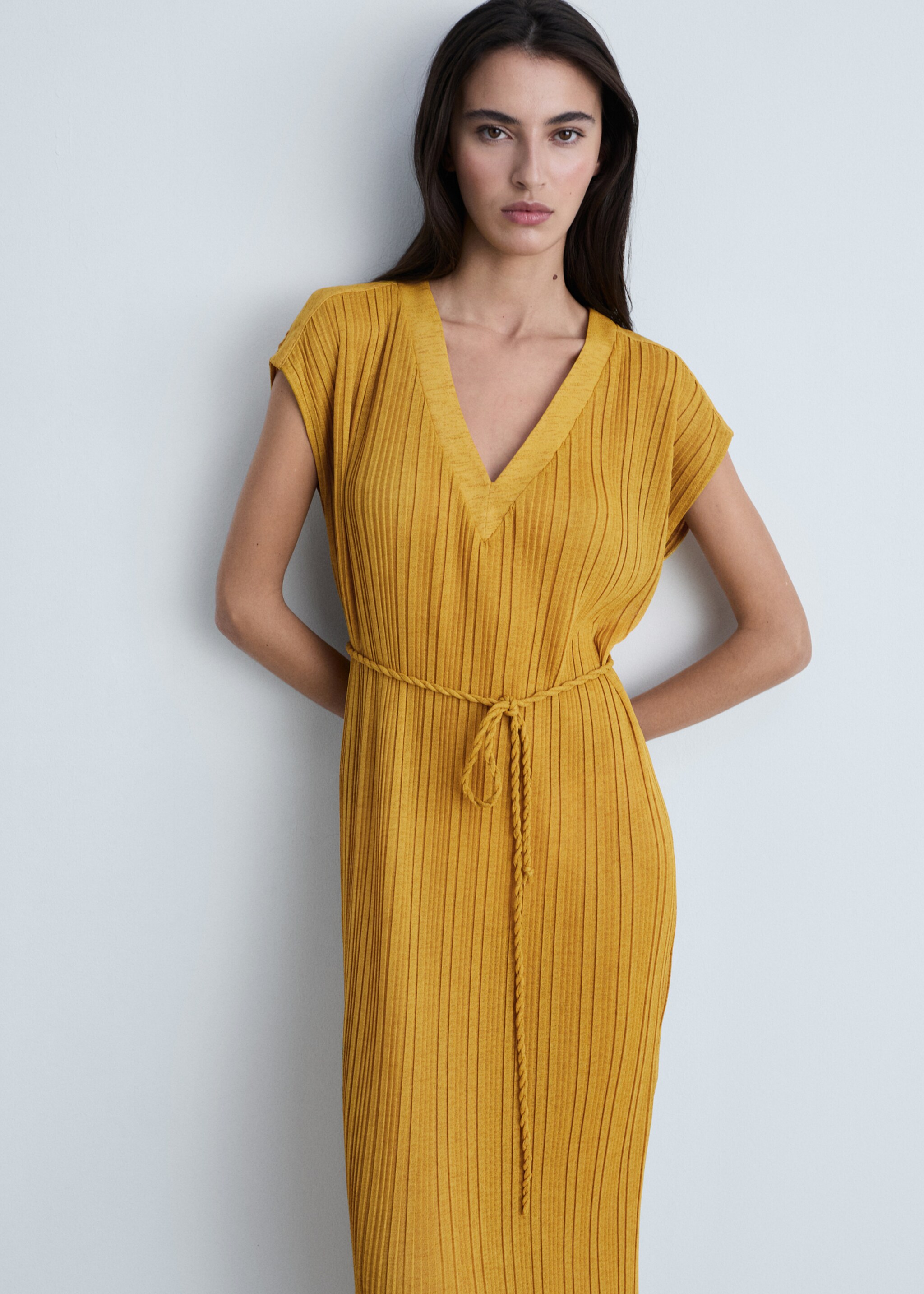 Belt pleated dress - Medium plane, Mustard. Ref: 87034777-00.