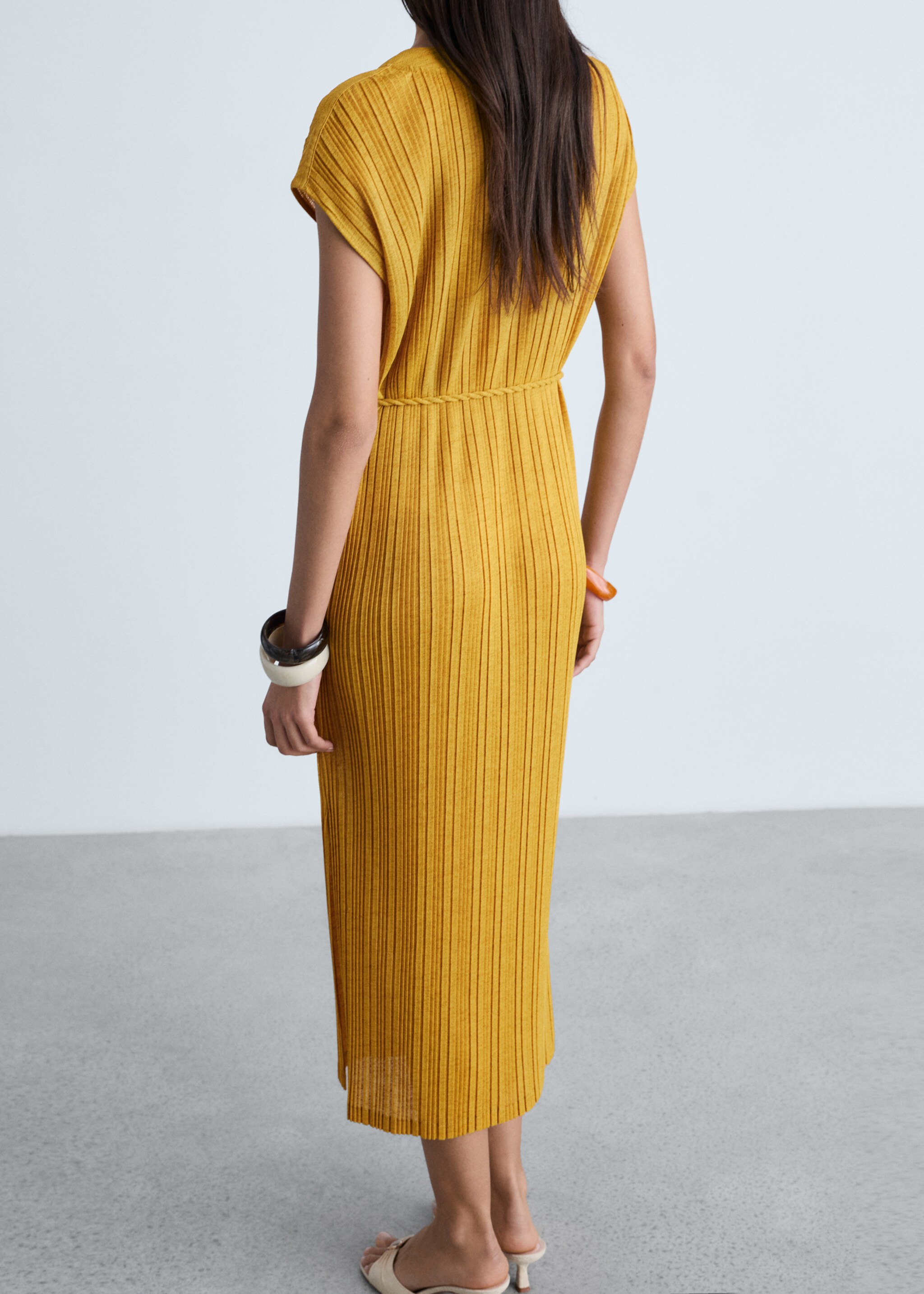 Belt pleated dress - Reverse of the article, Mustard. Ref: 87034777-00.