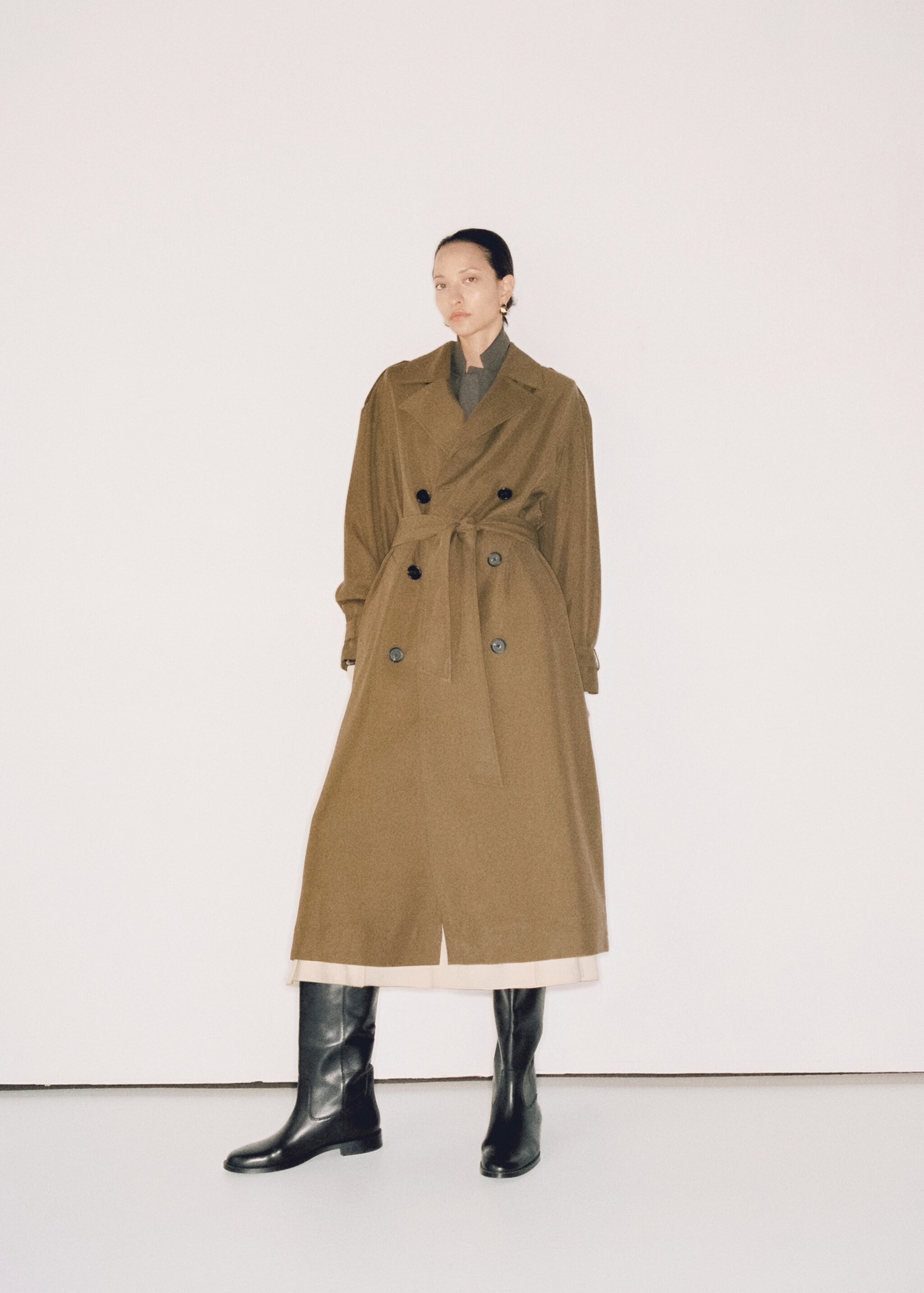 Oversized long lyocell trench coat - Details of the article 7, Khaki. Ref: 87034811-00.