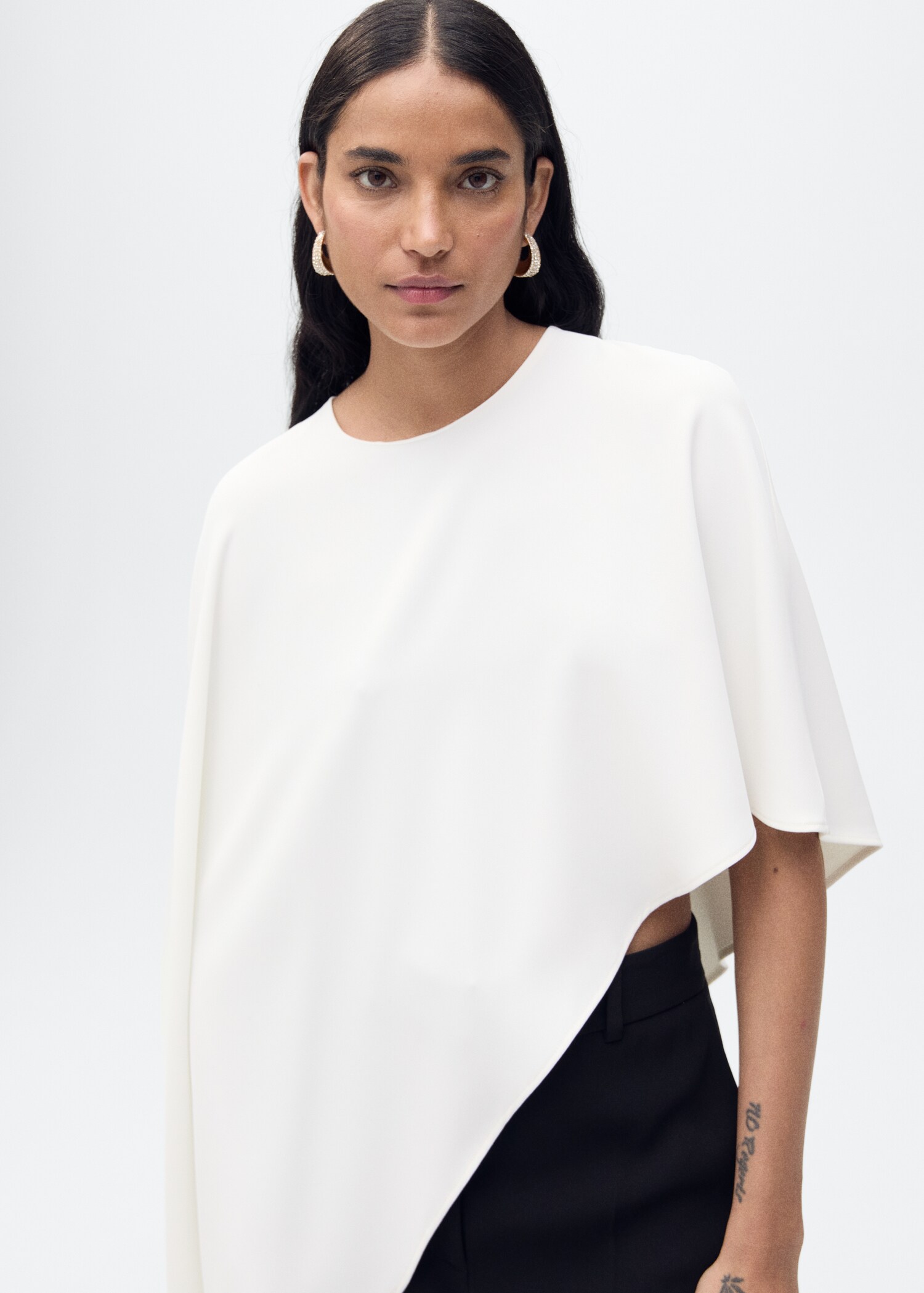 Asymmetrical round-neck cape - Medium plane