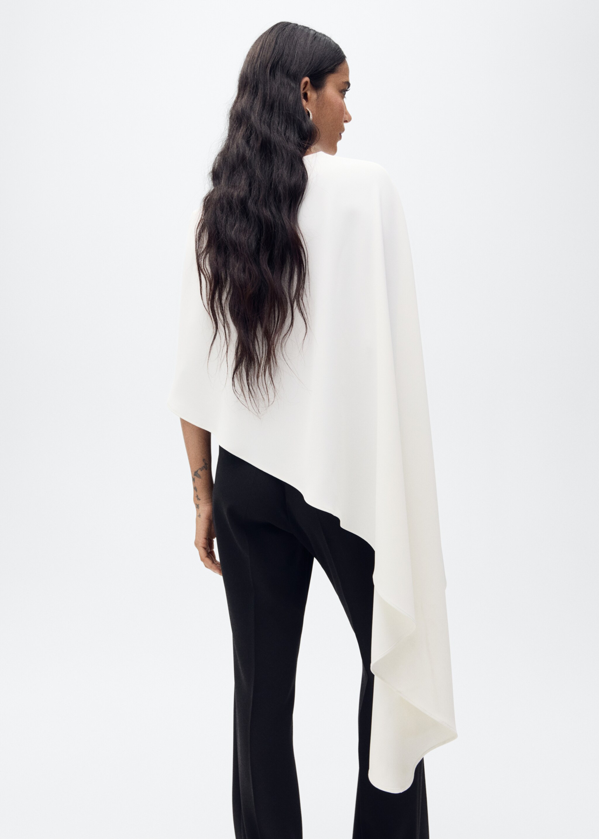 Asymmetrical round-neck cape - Reverse of the article, White. Ref: 87035725-00.