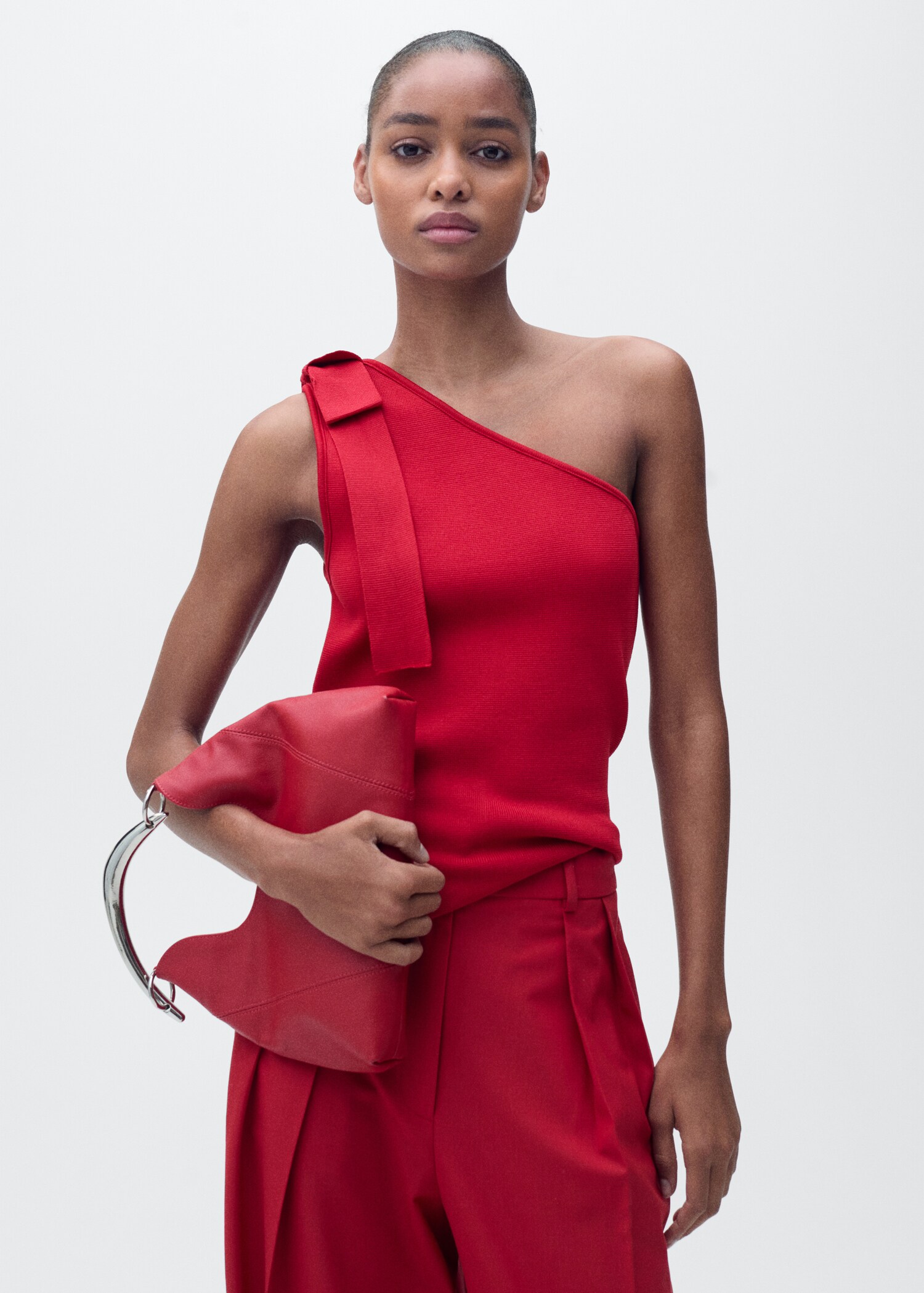 Asymmetrical knitted top with bow - Medium plane