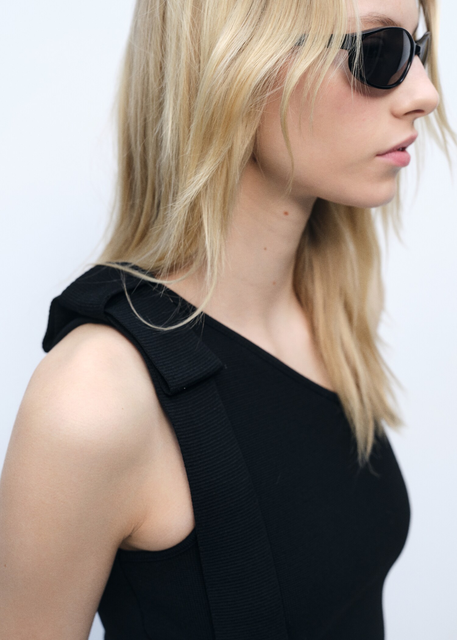 Asymmetrisk stickad topp med rosett - Detaljer om artikeln 1