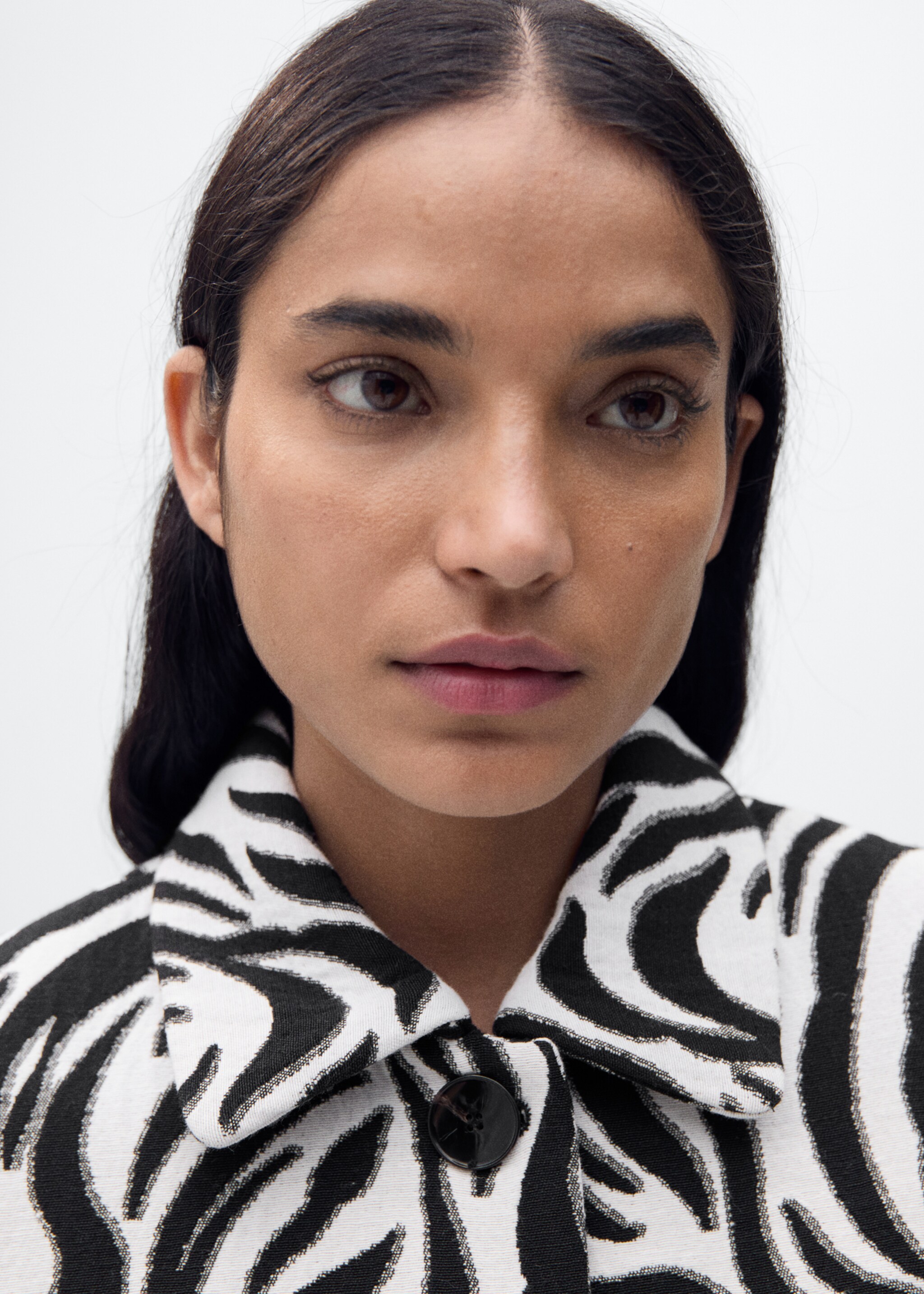 Zebra-print jacket with buttons - Details of the article 1, Black. Ref: 87035769-00.