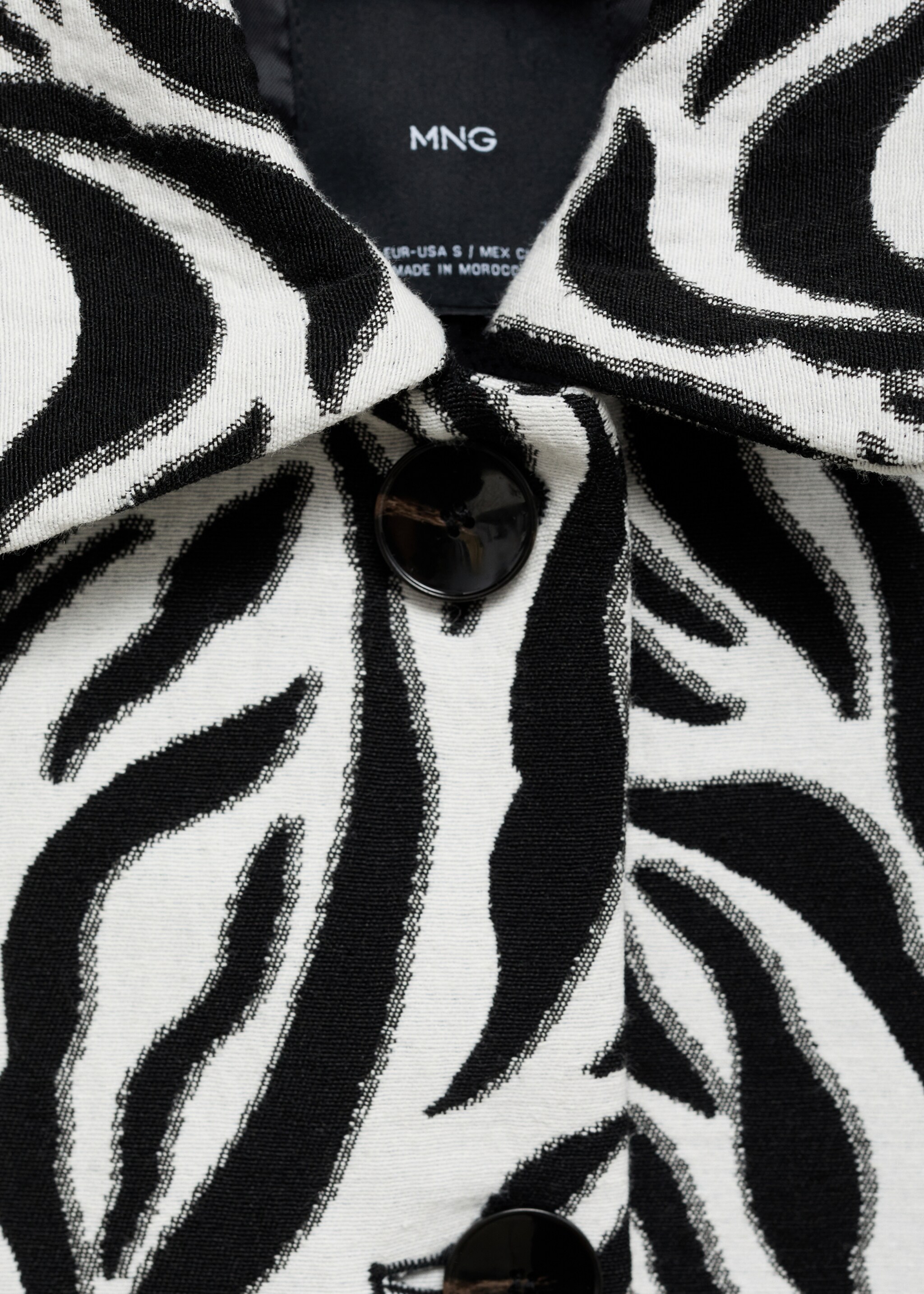 Zebra-print jacket with buttons - Details of the article 8, Black. Ref: 87035769-00.