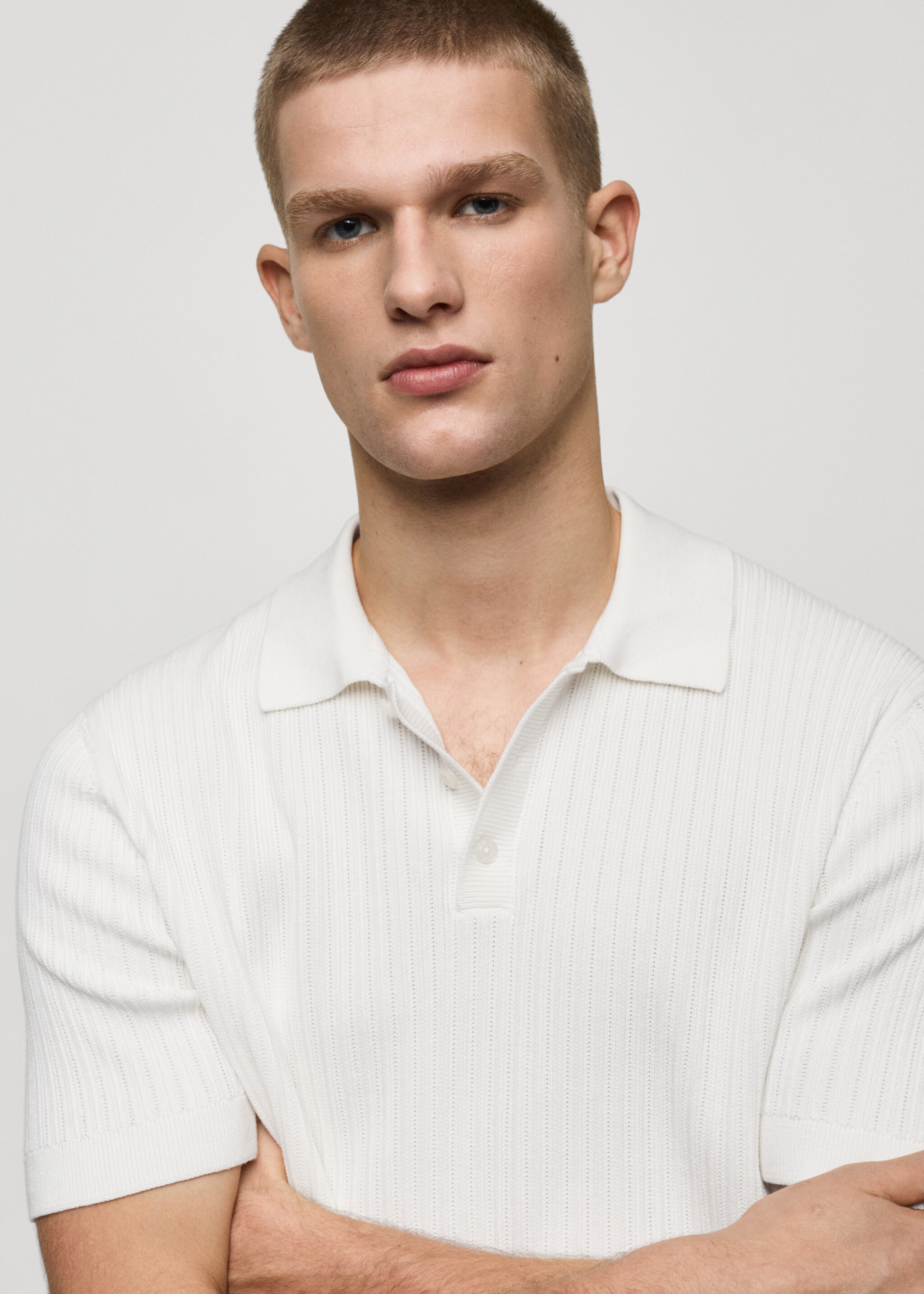 Geripptes Feinstrick-Poloshirt aus Baumwolle - Detail des Artikels 1, Weiß. Ref: 87035937-00.