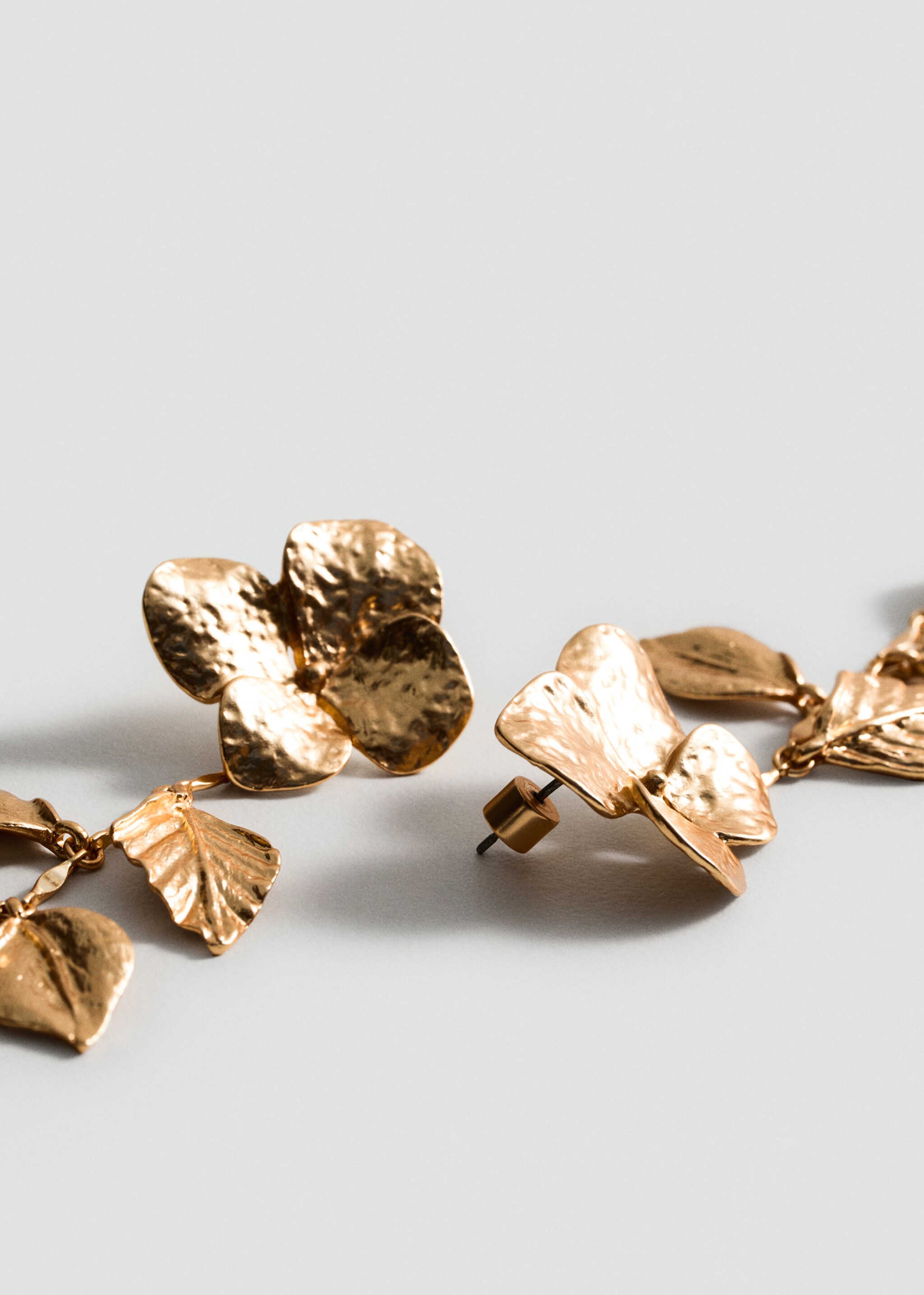 Pendientes metálicos flores colgantes - Plano medio, Oro. Ref: 87035959-00.