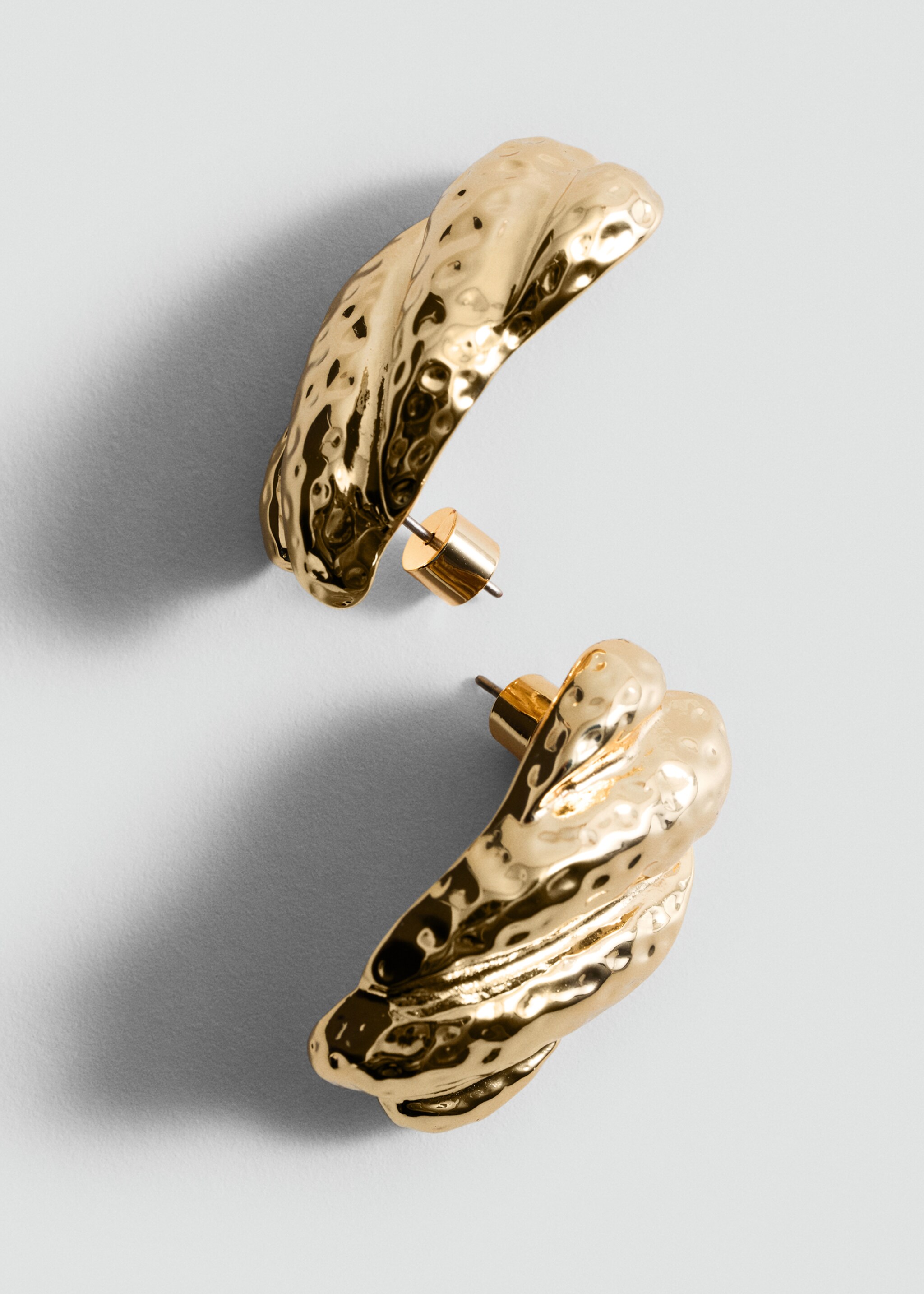Textured-relief earrings - Medium plane, Gold. Ref: 87035960-00.
