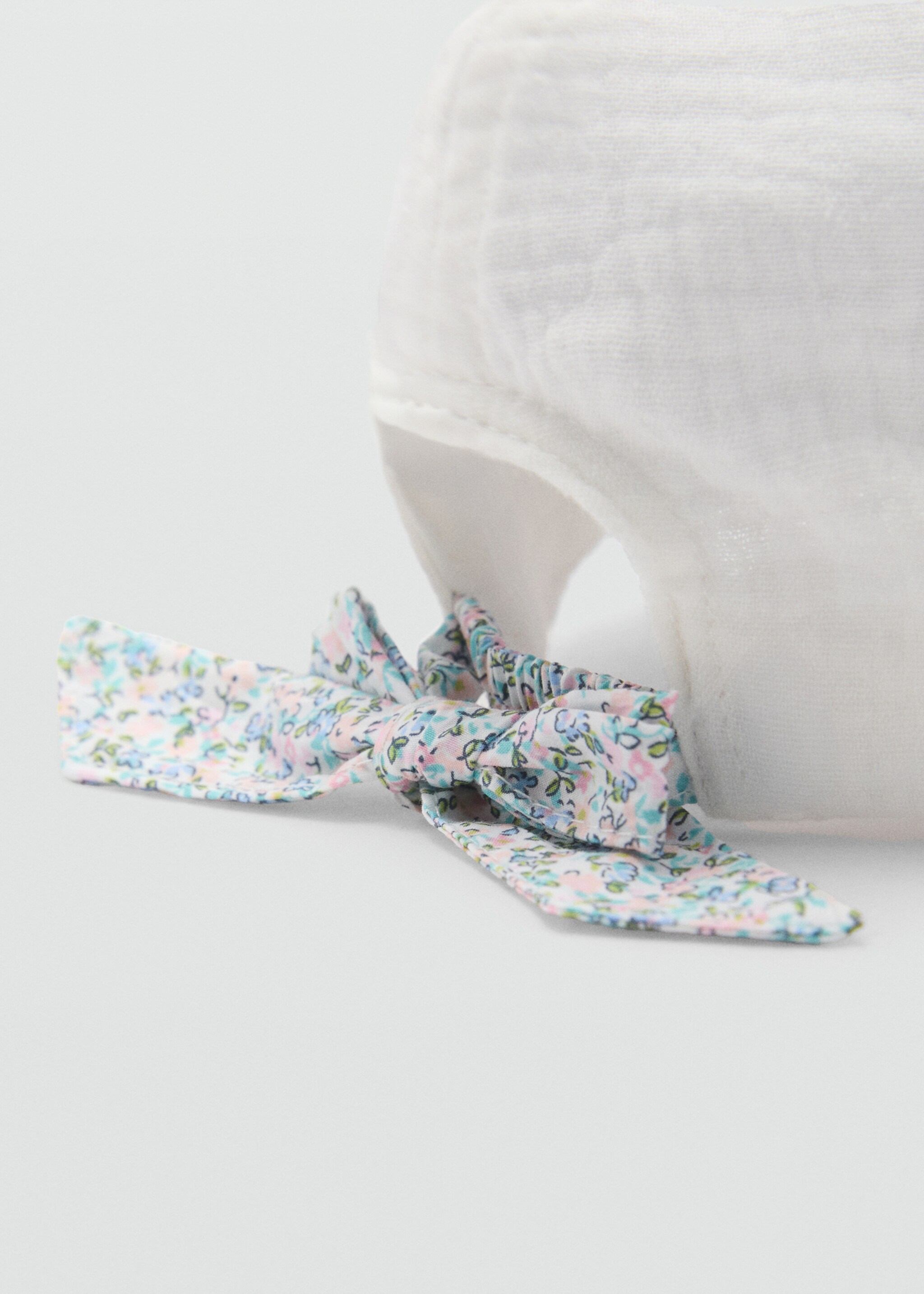 Cheesecloth cap with bow detail - Details of the article 1, White. Ref: 87035972-00.