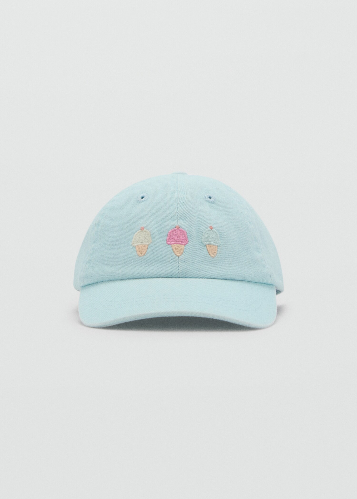 Gorra detalle bordado - Plano medio