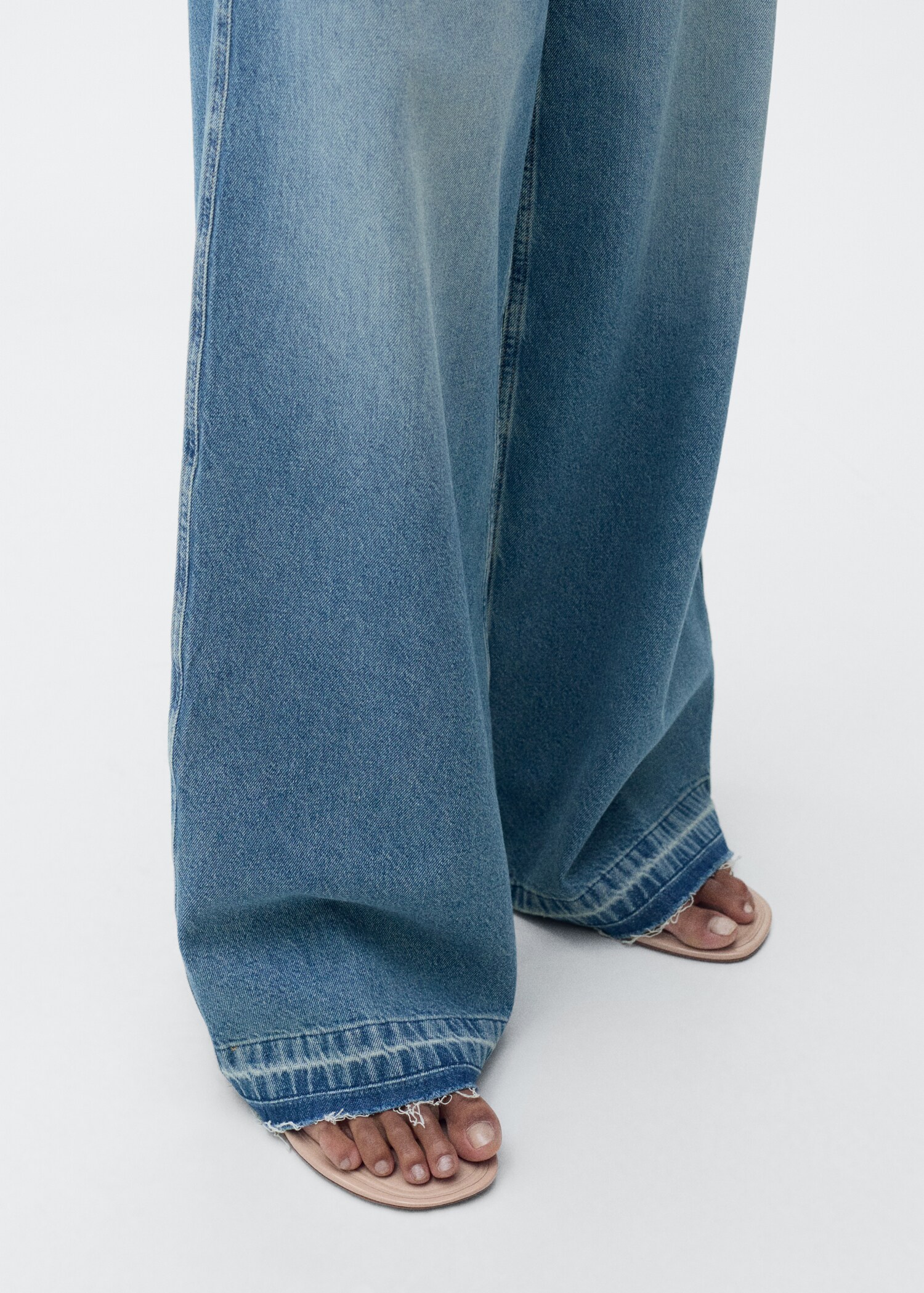 Wide-leg jeans with frayed hem - Details of the article 4