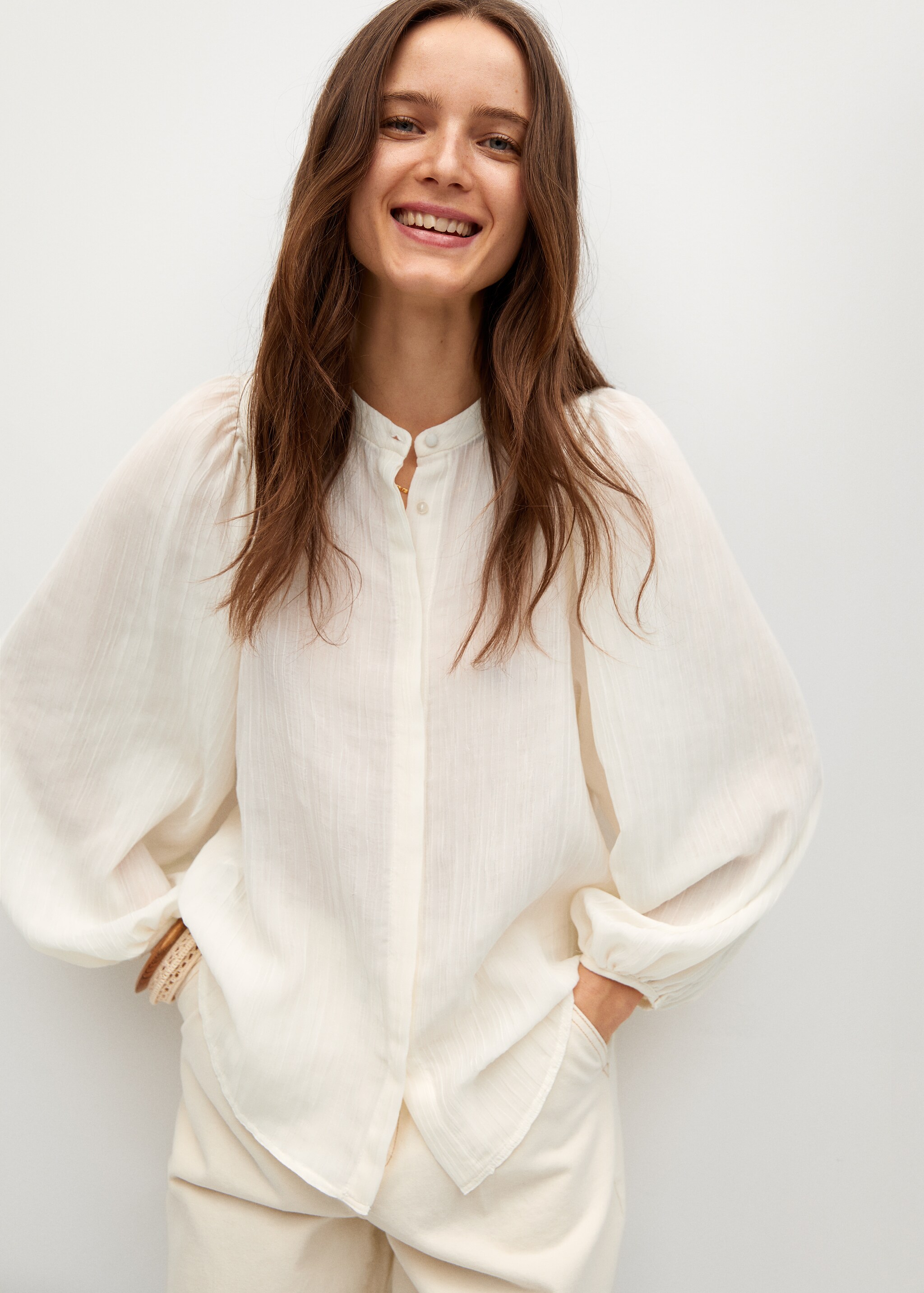 Blusa fluida textura - Plano medio