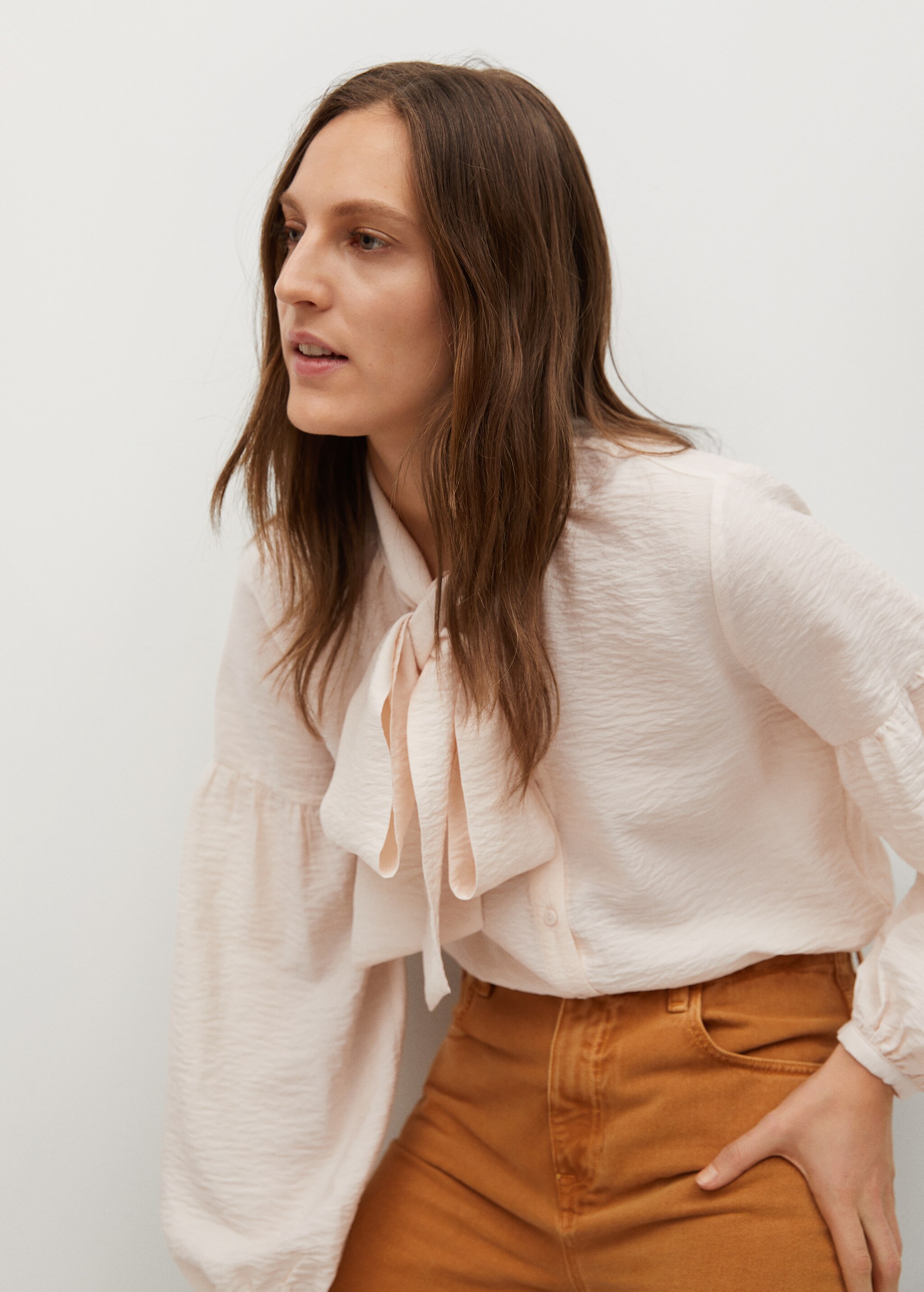 Bluse mit Schleifenkragen - Mittlere Ansicht