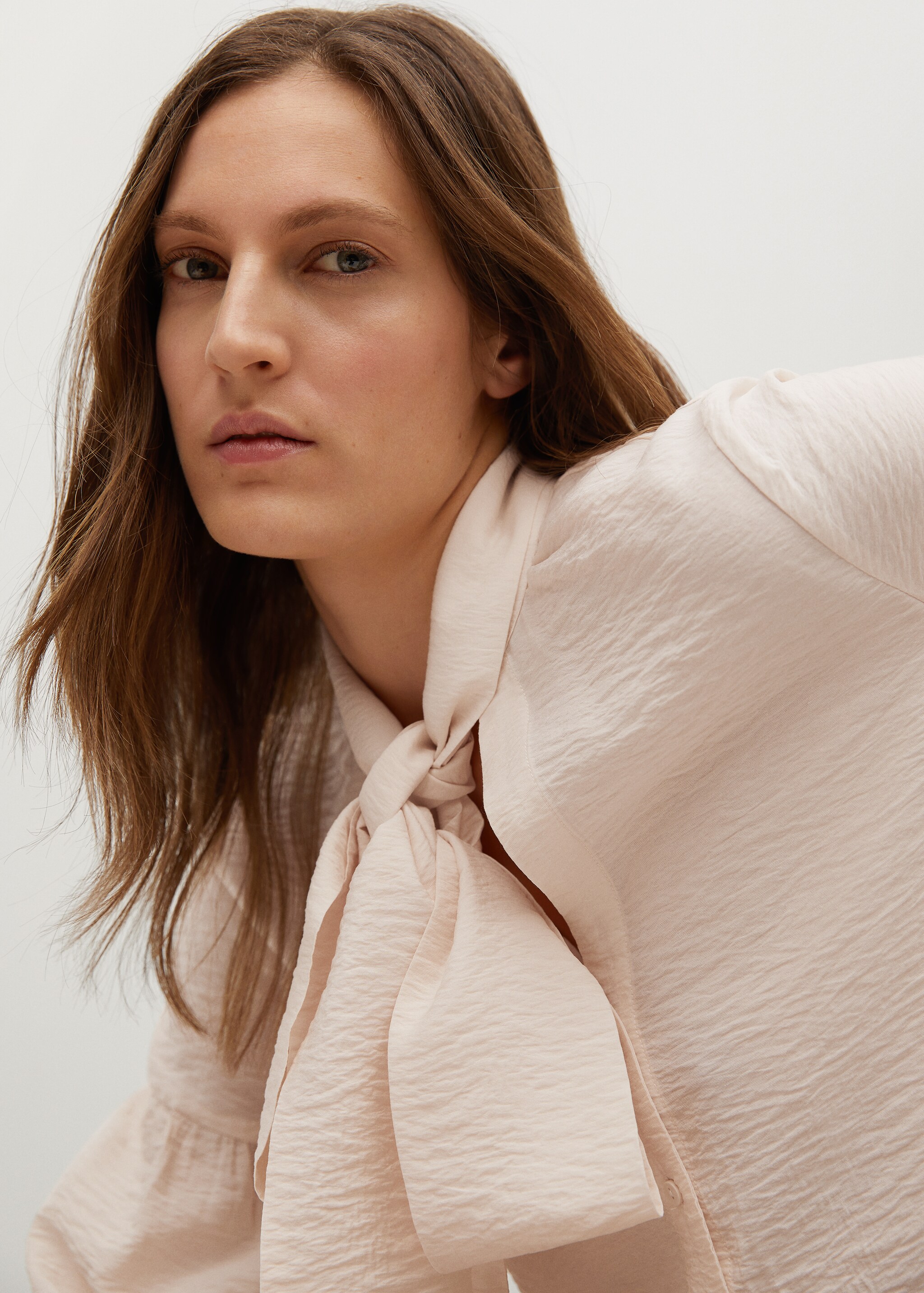 Bluse mit Schleifenkragen - Detail des Artikels 2