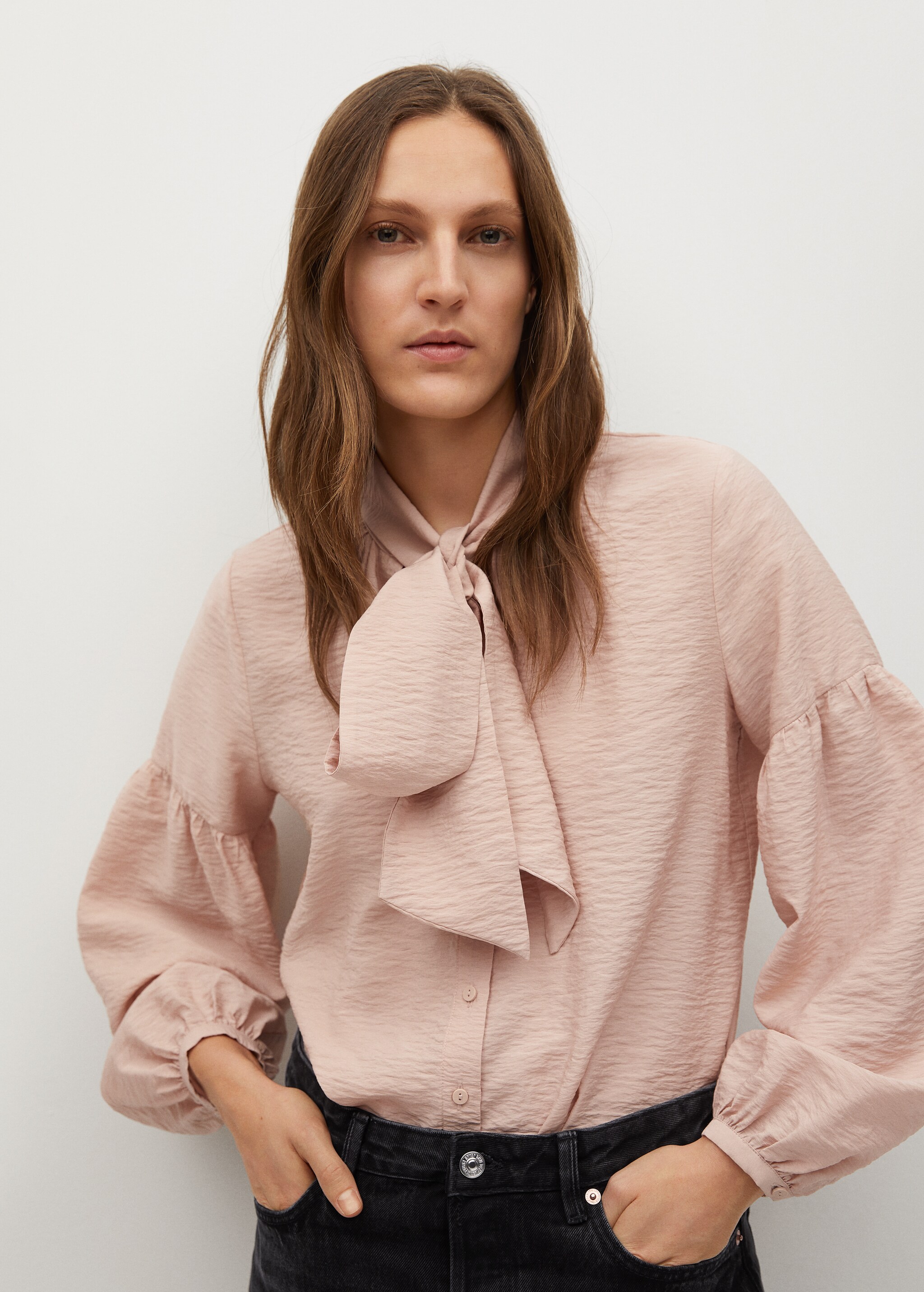 Bluse mit Schleifenkragen - Mittlere Ansicht