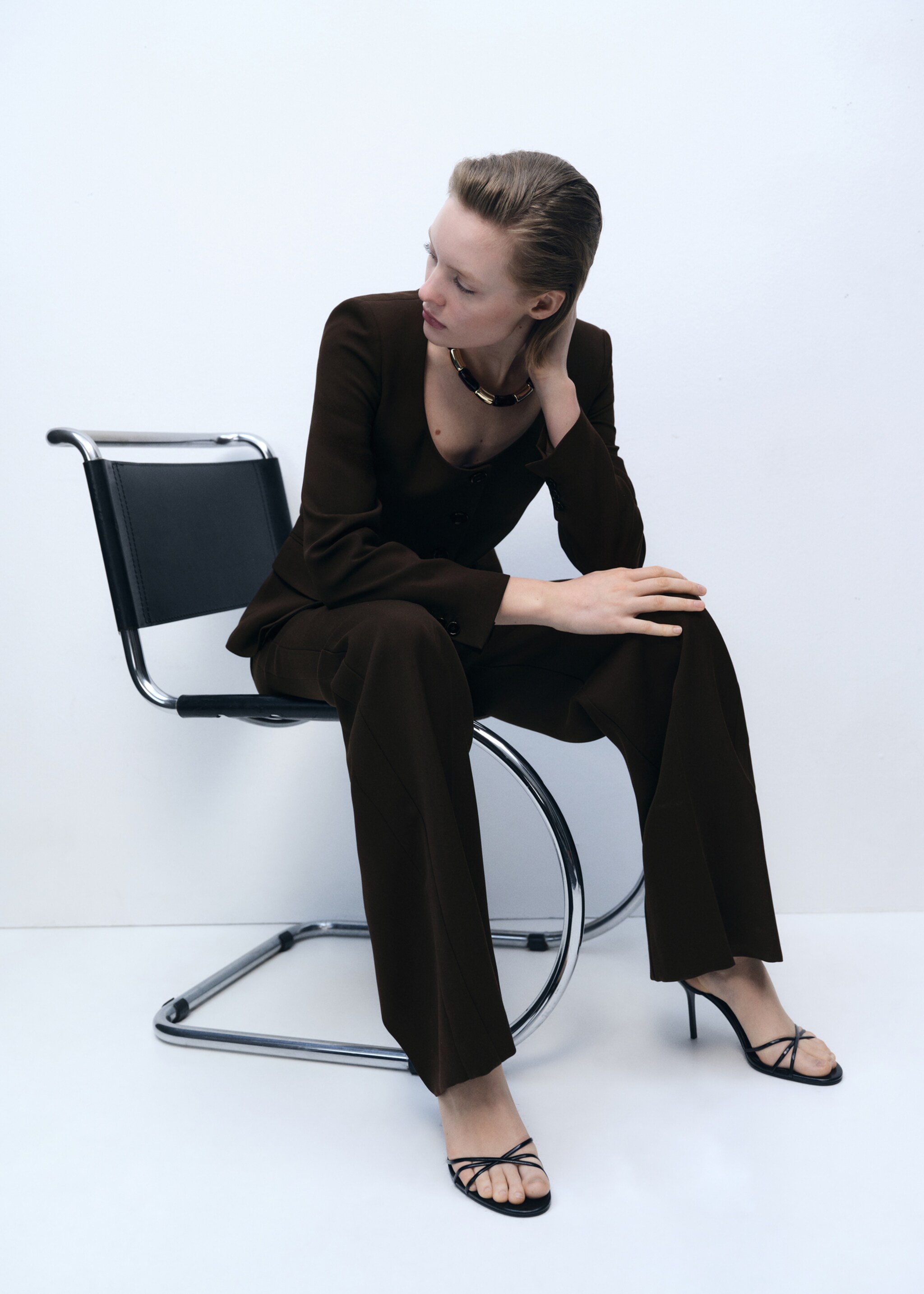 Straight suit trousers - Details of the article 2, Chocolate. Ref: 87036374-00.