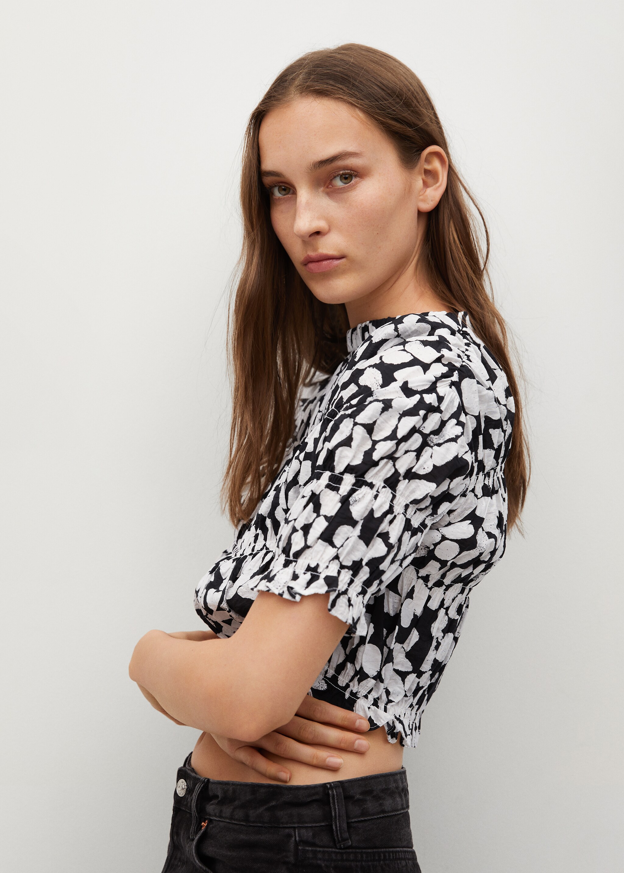 Crop top s nabíráním - Náhled ve středové rovině