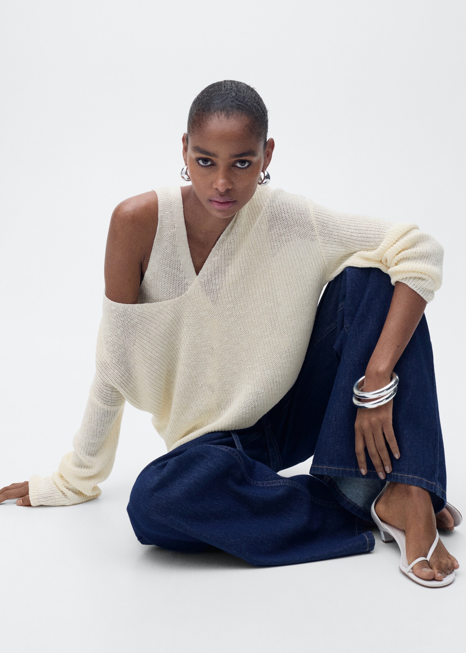 V-neck knit sweater - Details of the article 2