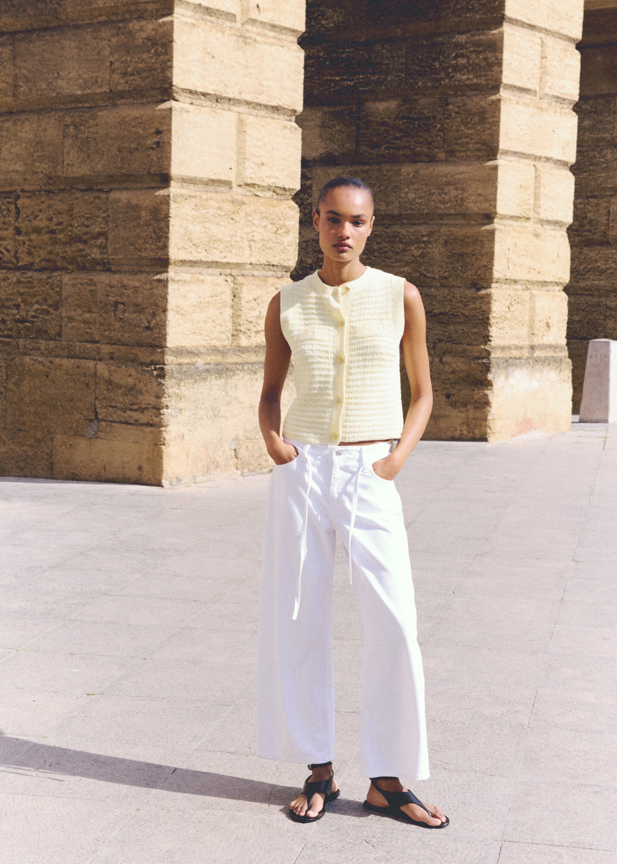 Balloon jeans with belt - Details of the article 6, White. Ref: 87037174-00.