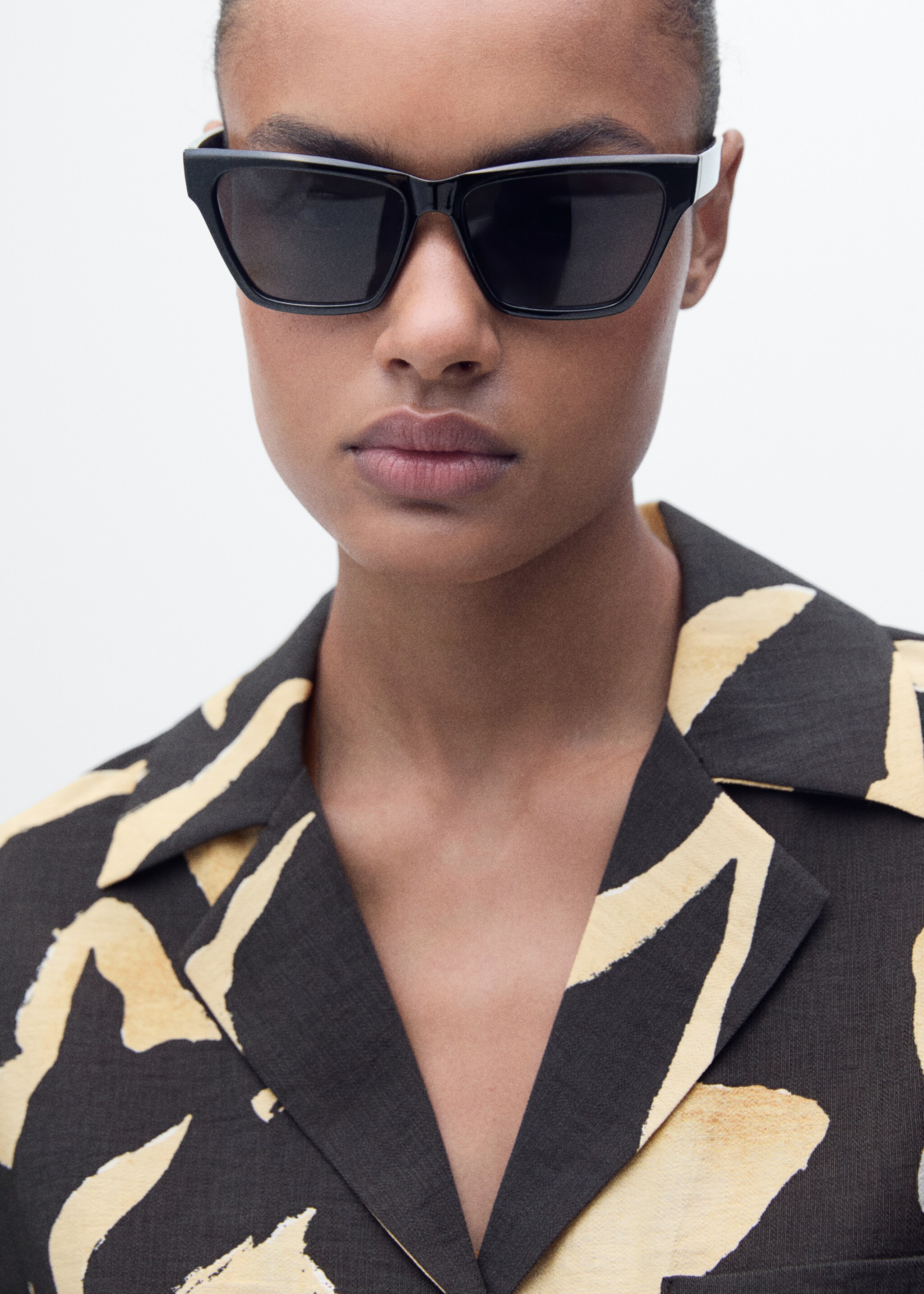 Printed short-sleeved shirt - Details of the article 1, Black. Ref: 87037176-00.