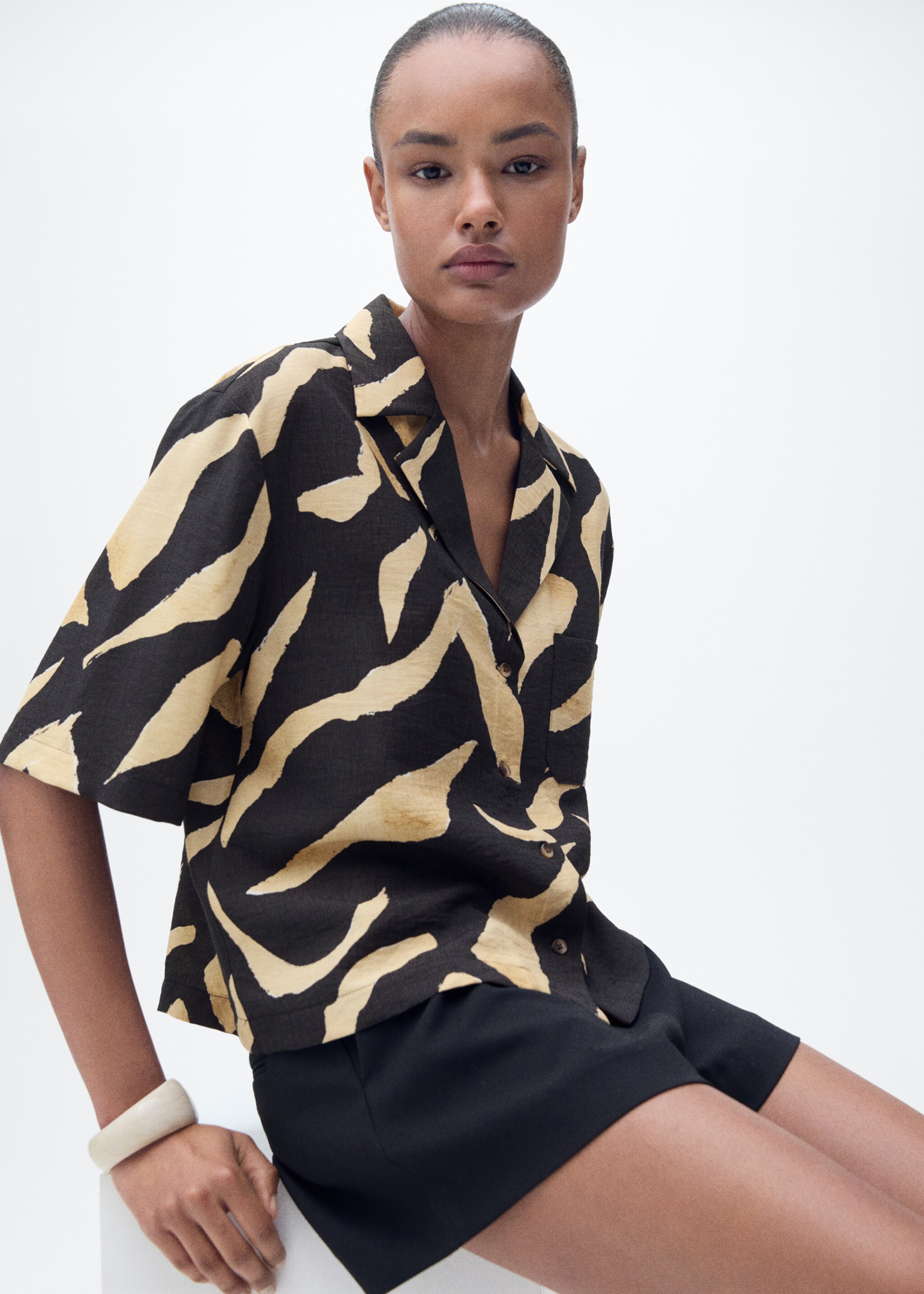 Printed short-sleeved shirt - Details of the article 2, Black. Ref: 87037176-00.