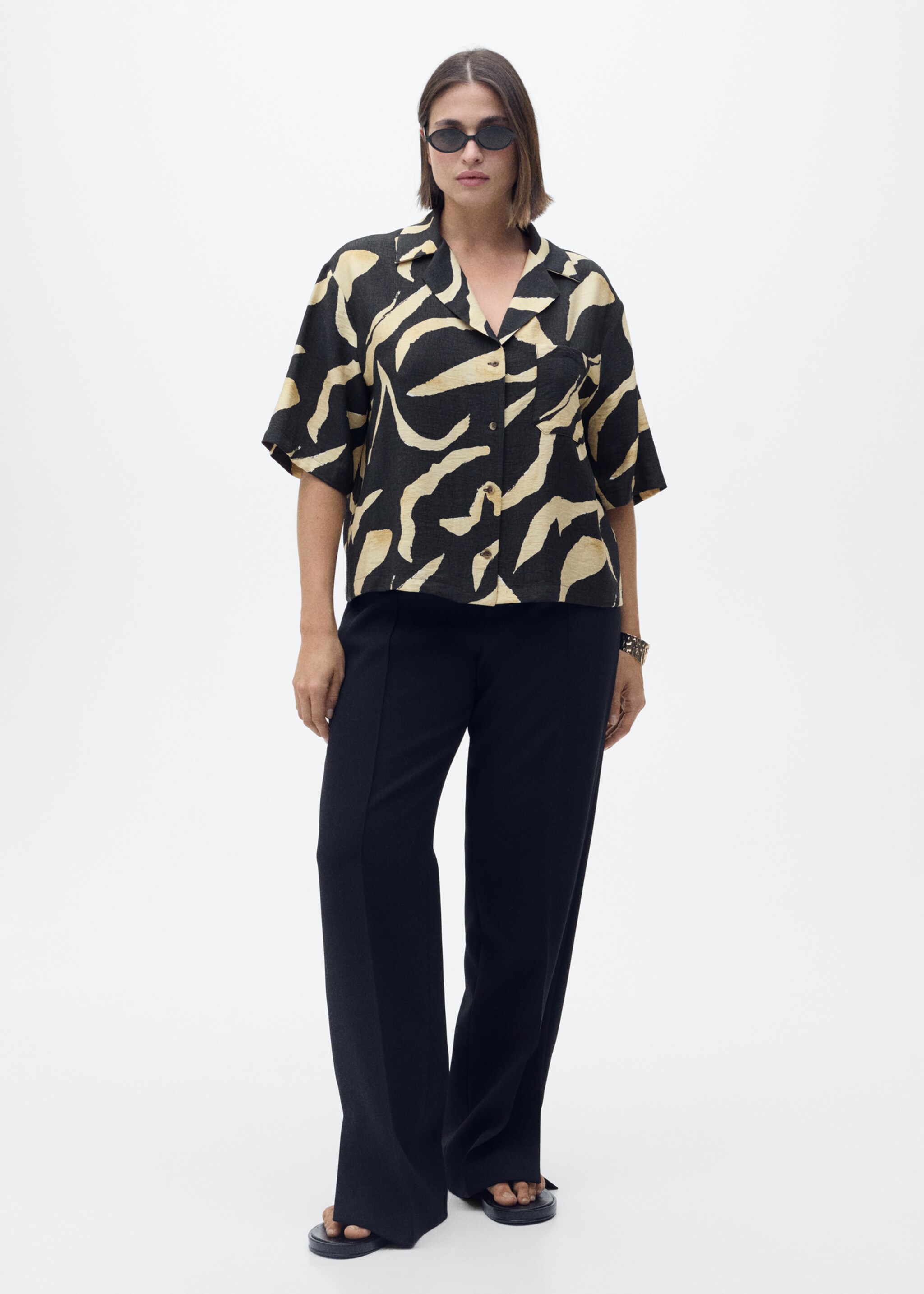 Printed short-sleeved shirt - Details of the article 3, Black. Ref: 87037176-00.