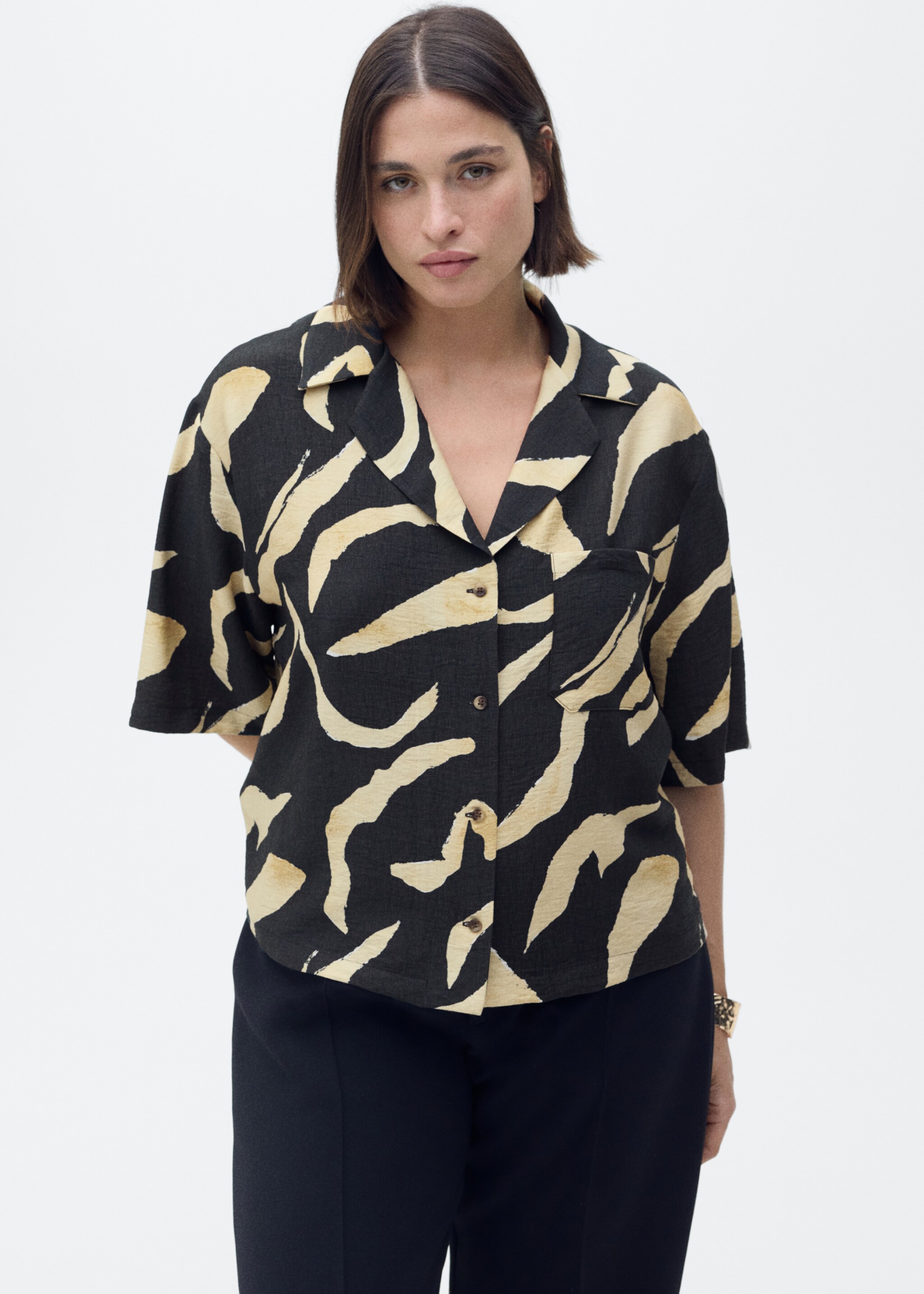 Printed short-sleeved shirt - Details of the article 5, Black. Ref: 87037176-00.