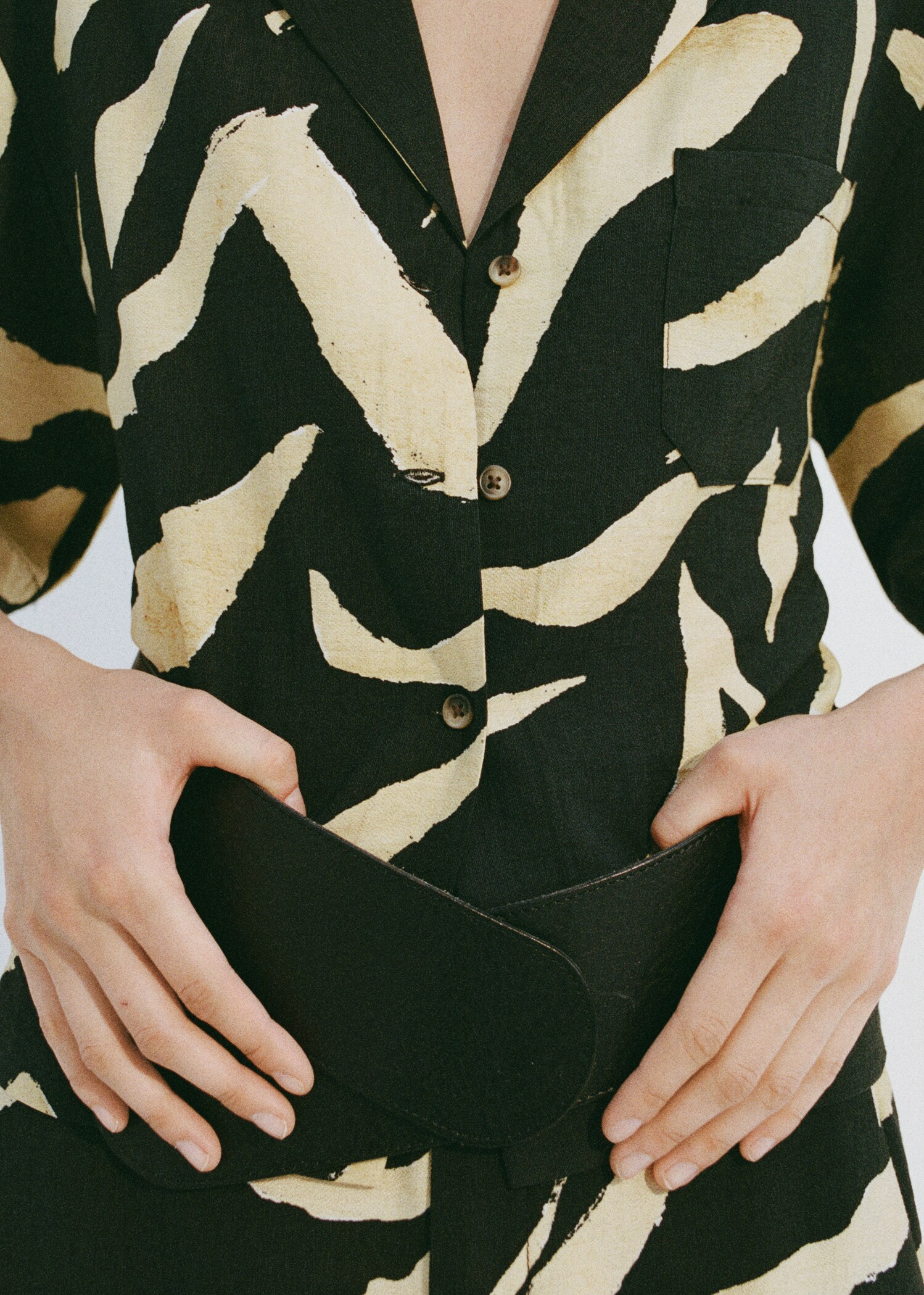 Printed short-sleeved shirt - Details of the article 9