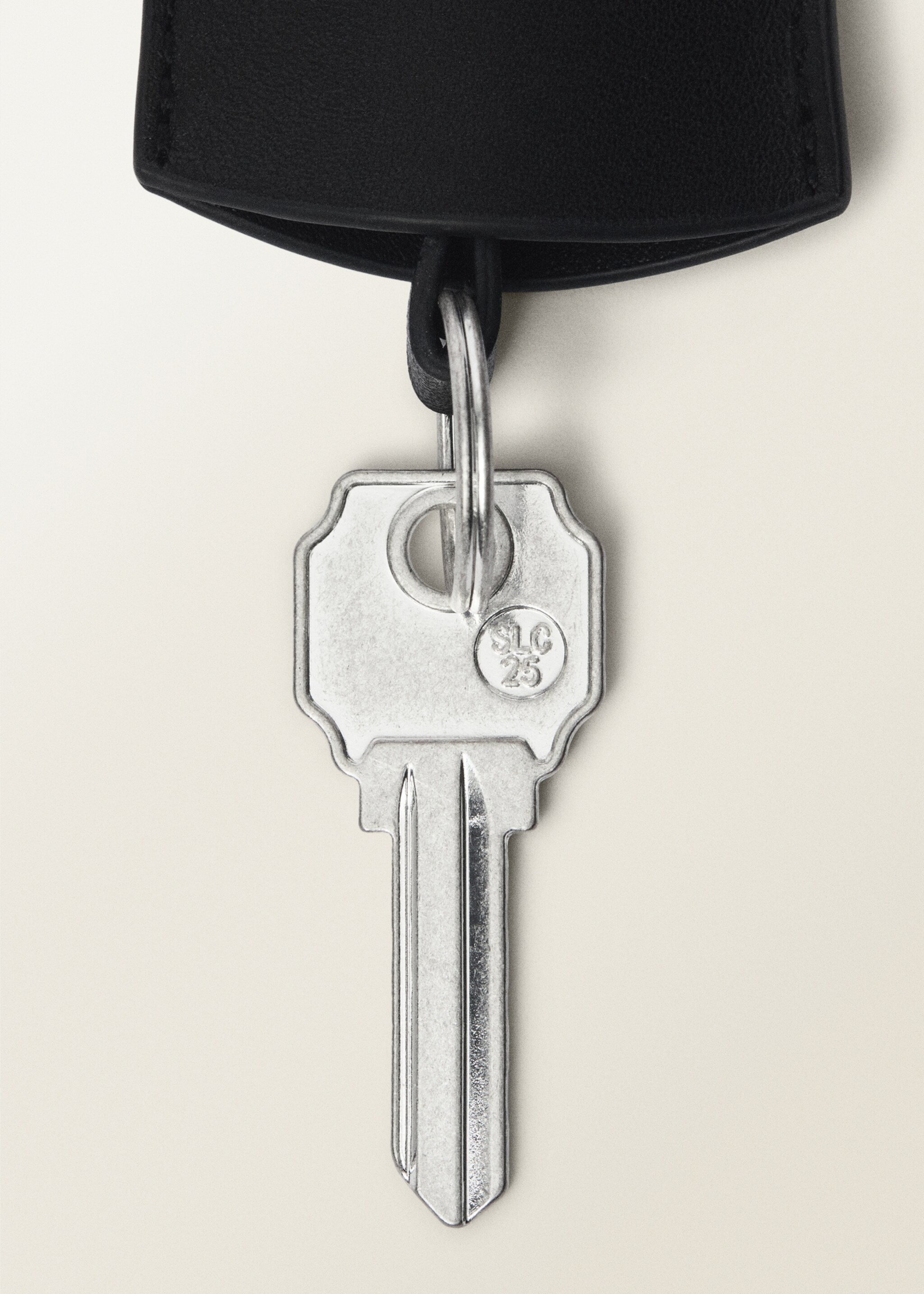 Collier porte-clés pendentif en cuir - Plan moyen, Noir. Ref: 87037715-00.