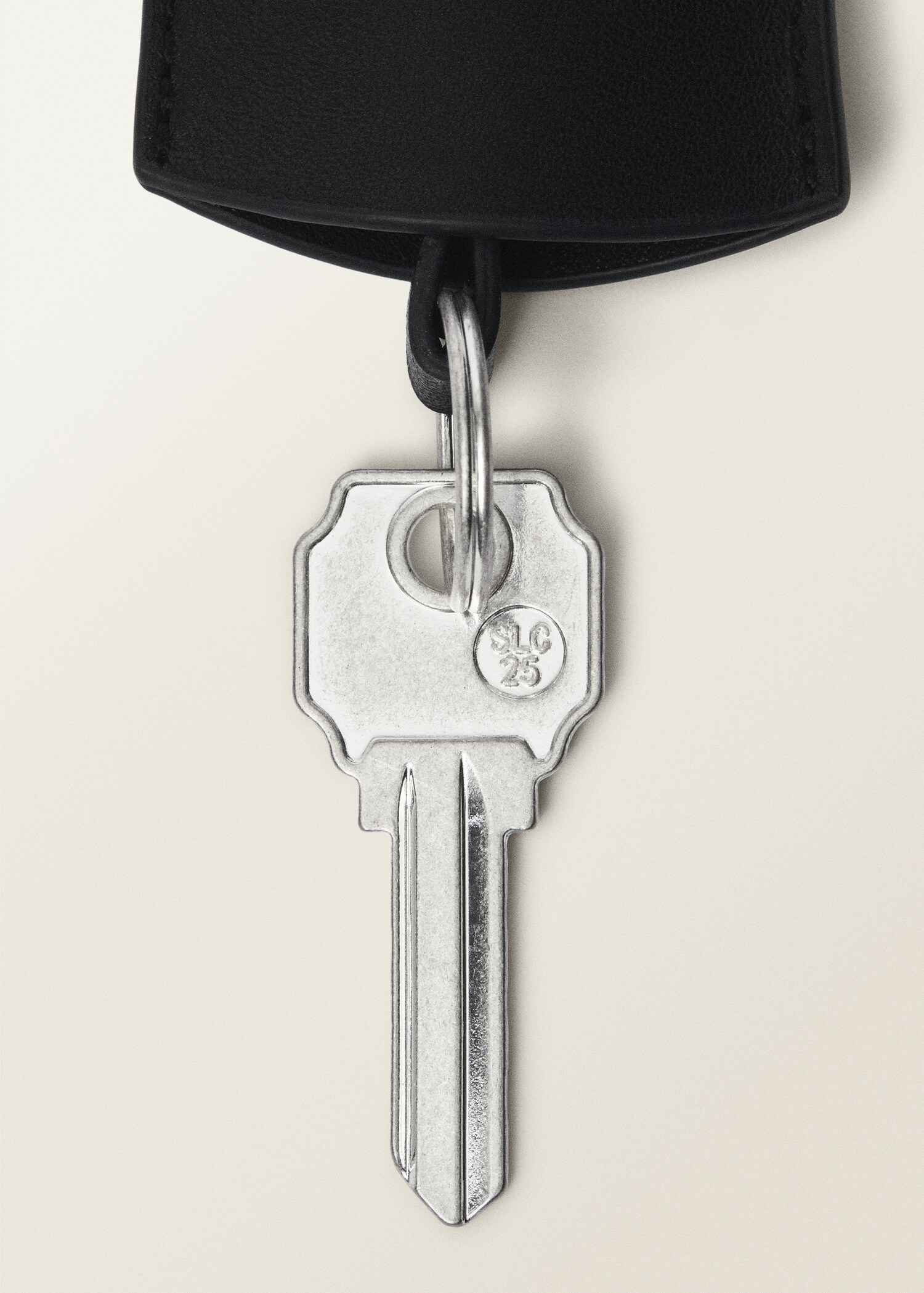 Collier porte-clés pendentif en cuir - Plan moyen