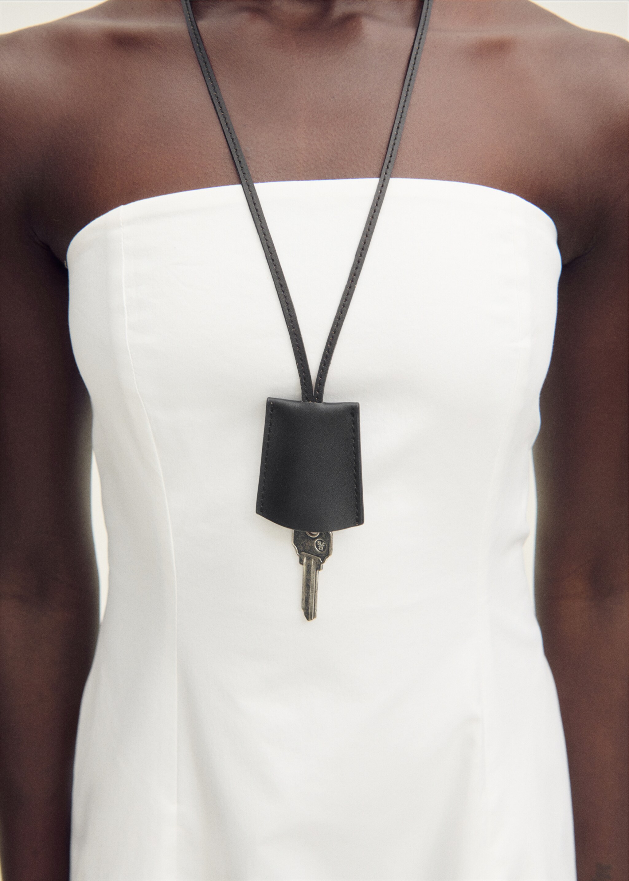 Collier porte-clés pendentif en cuir - Détail de l'article 9, Noir. Ref: 87037715-00.