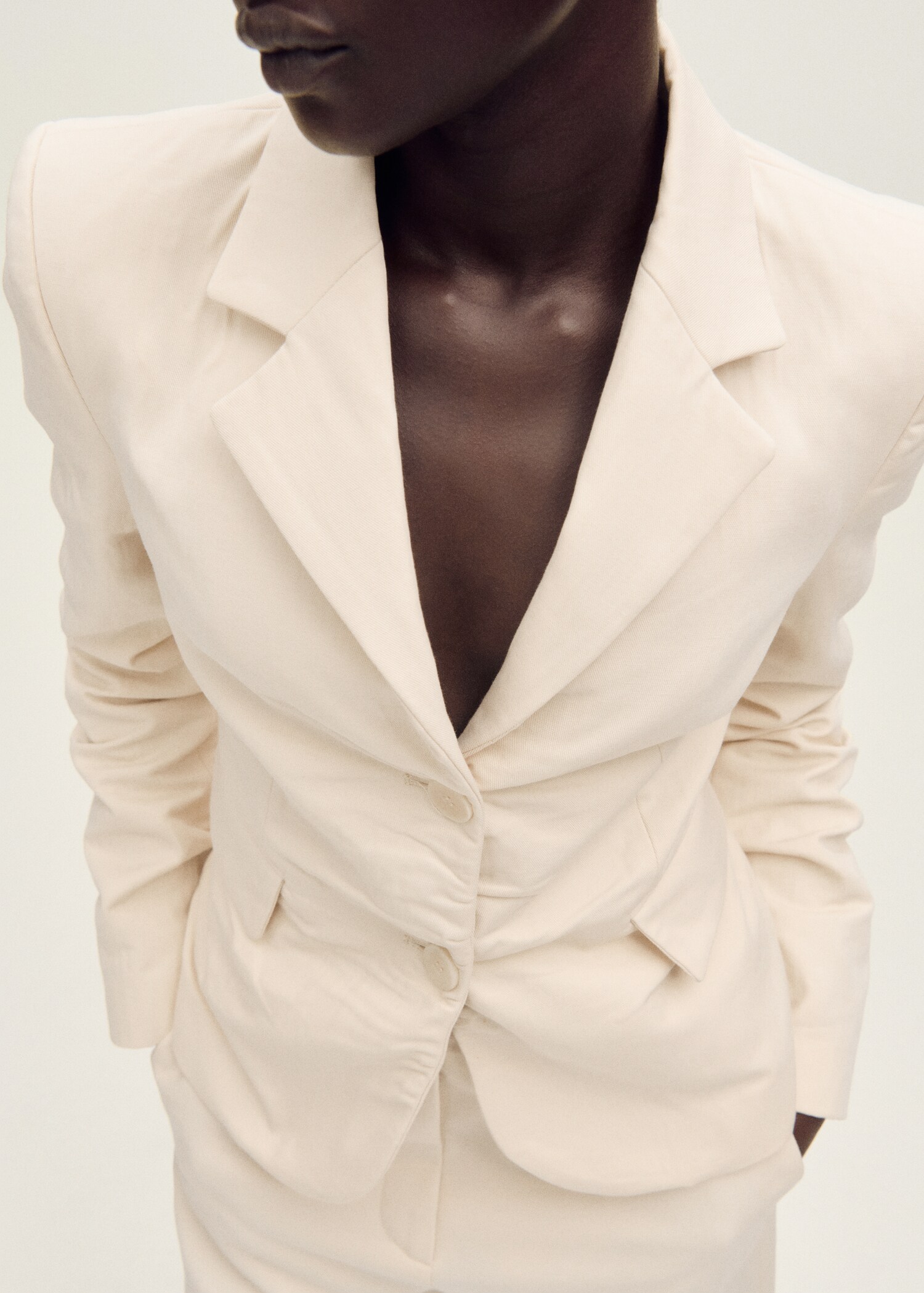 Blazer de costume lin mélangé effet froissé - Plan moyen