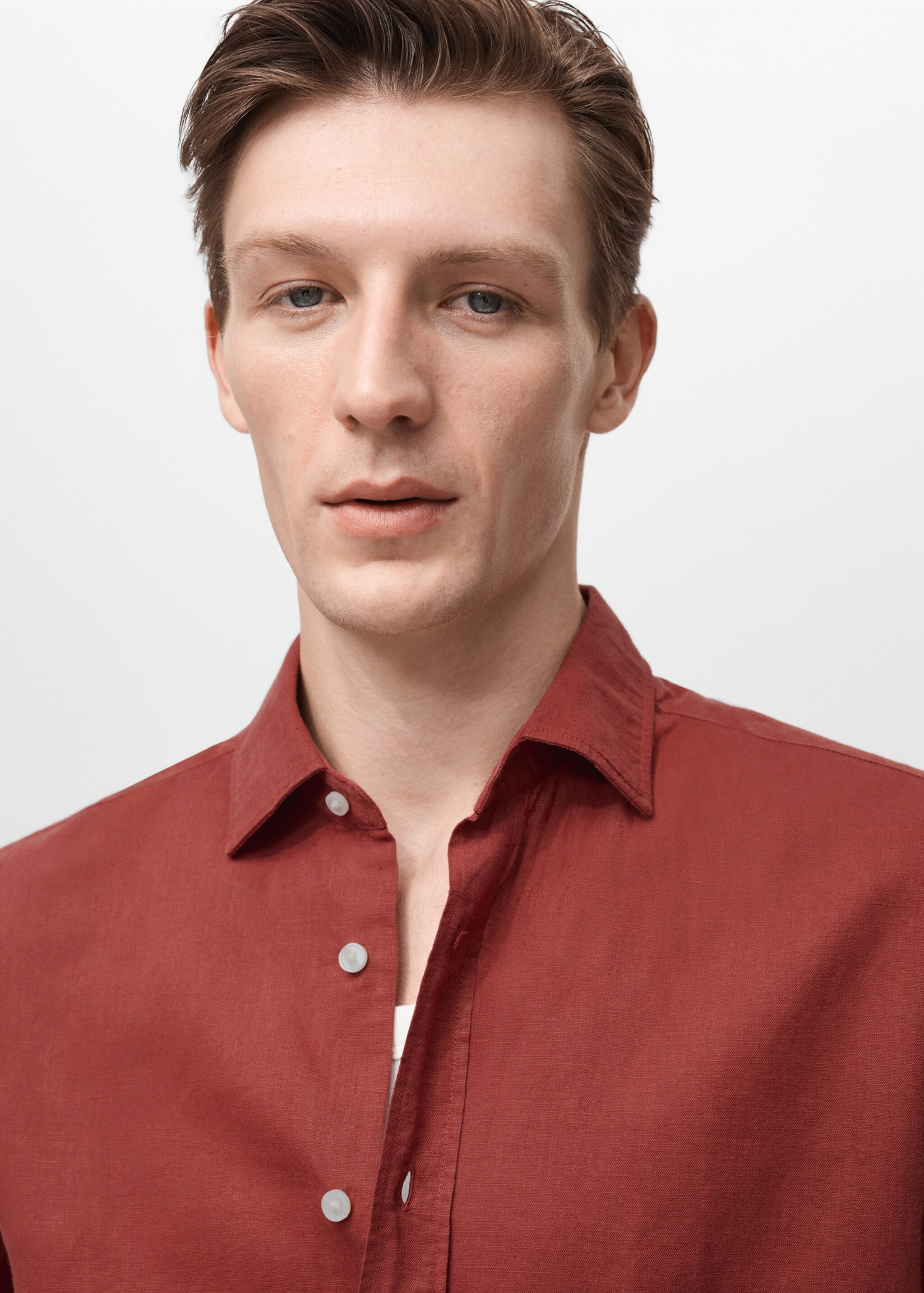 Linen-blend shirt - Details of the article 1, Red. Ref: 87037891-00.