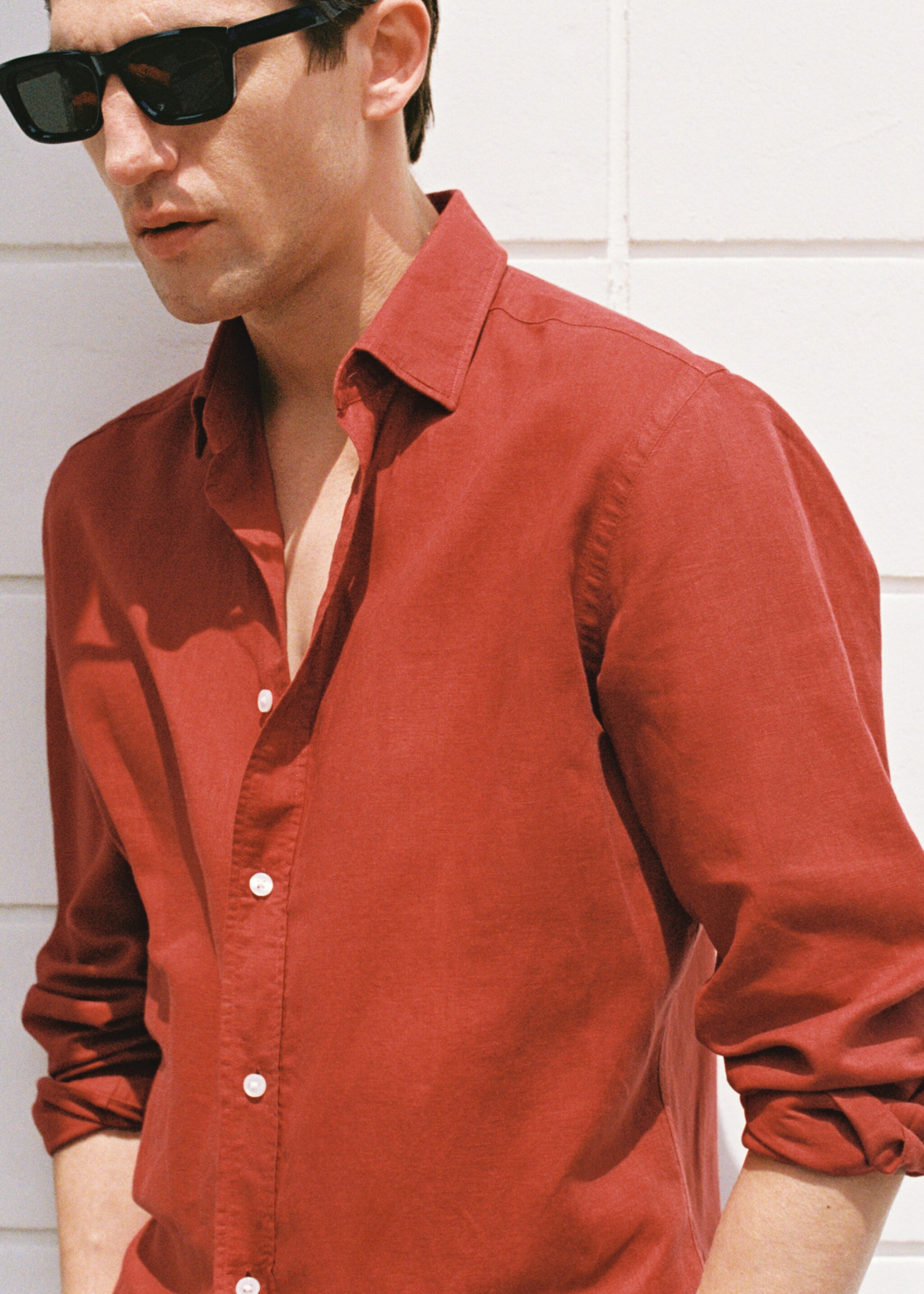 Linen-blend shirt - Details of the article 3, Red. Ref: 87037891-00.
