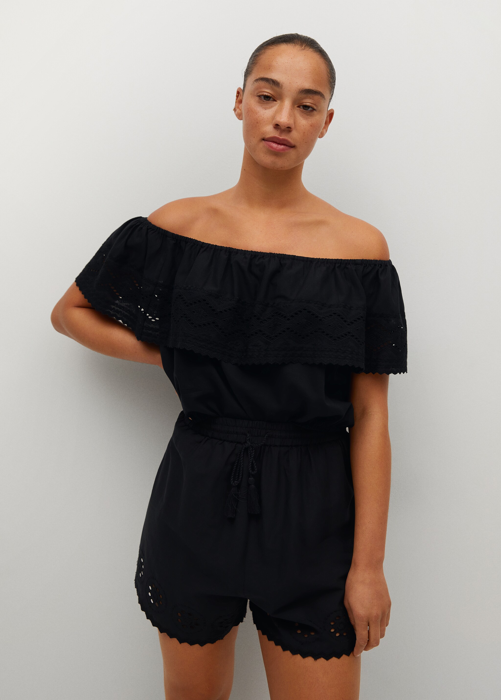 Blusa escote barco bordada - Plano medio
