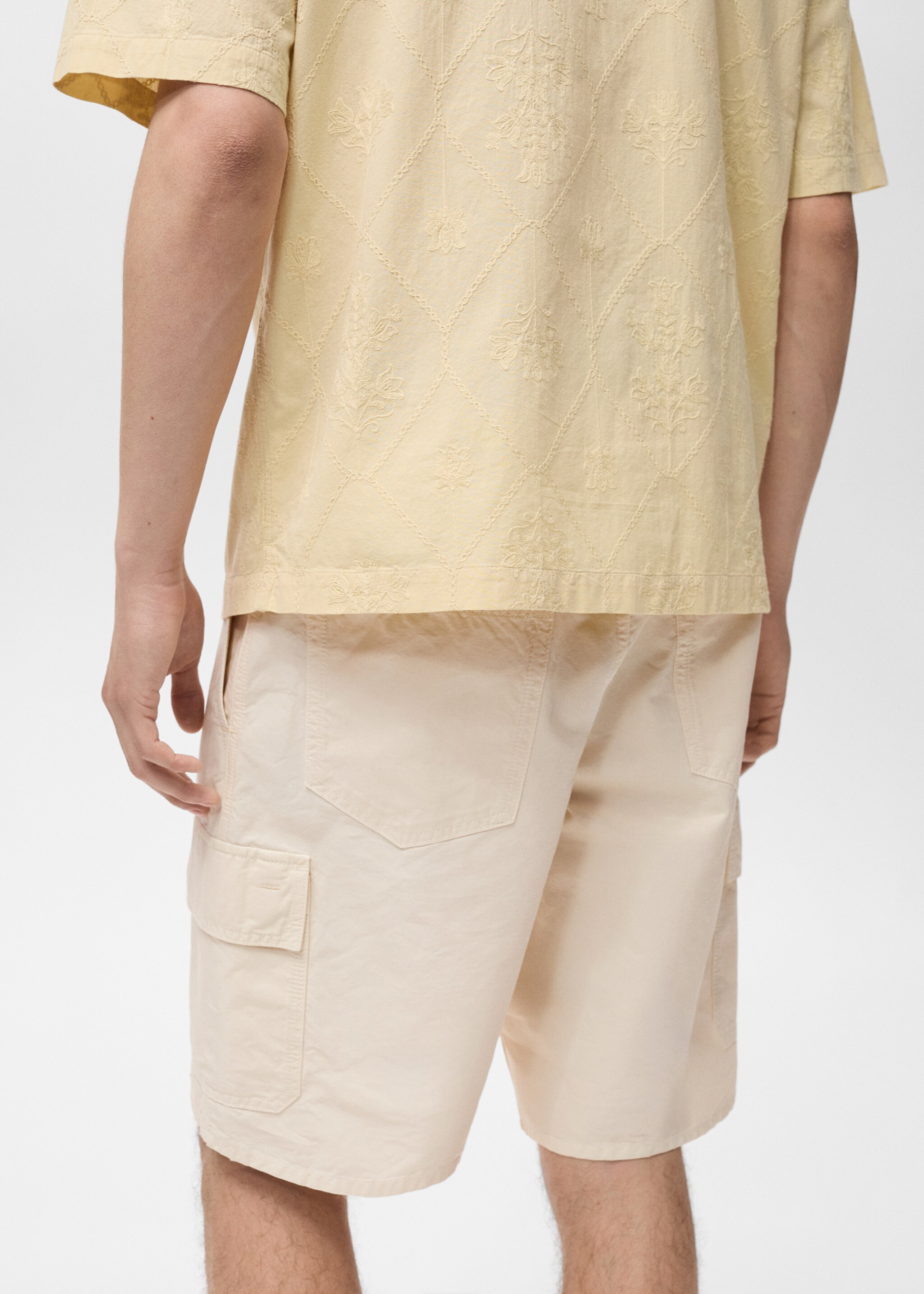 Cargo Bermuda shorts - Details of the article 6, Ivory White. Ref: 87039205-00.