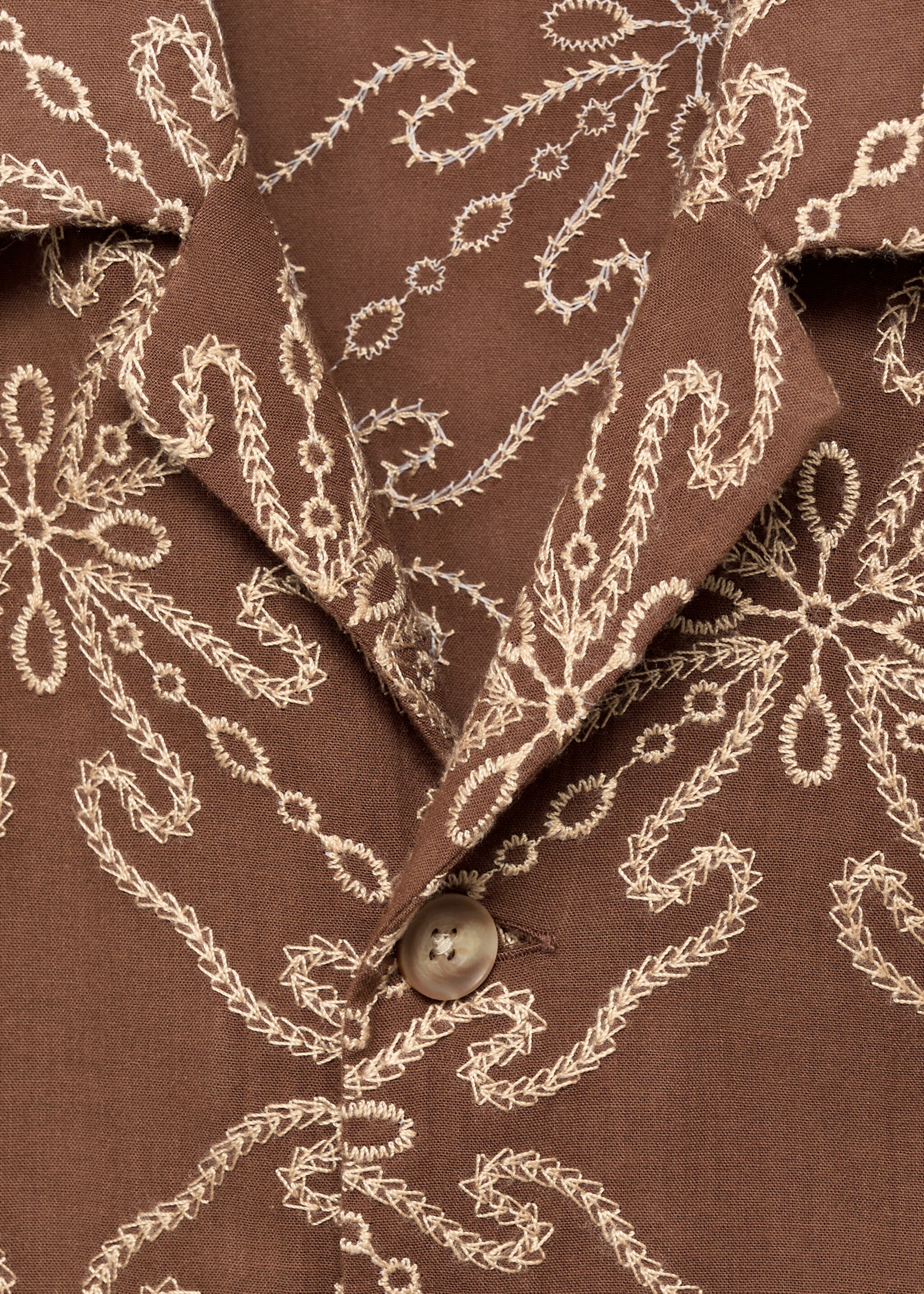 Geborduurde blouse met korte mouwen - Detail van het artikel 8, Tabaksbruin. Ref: 87039218-00.