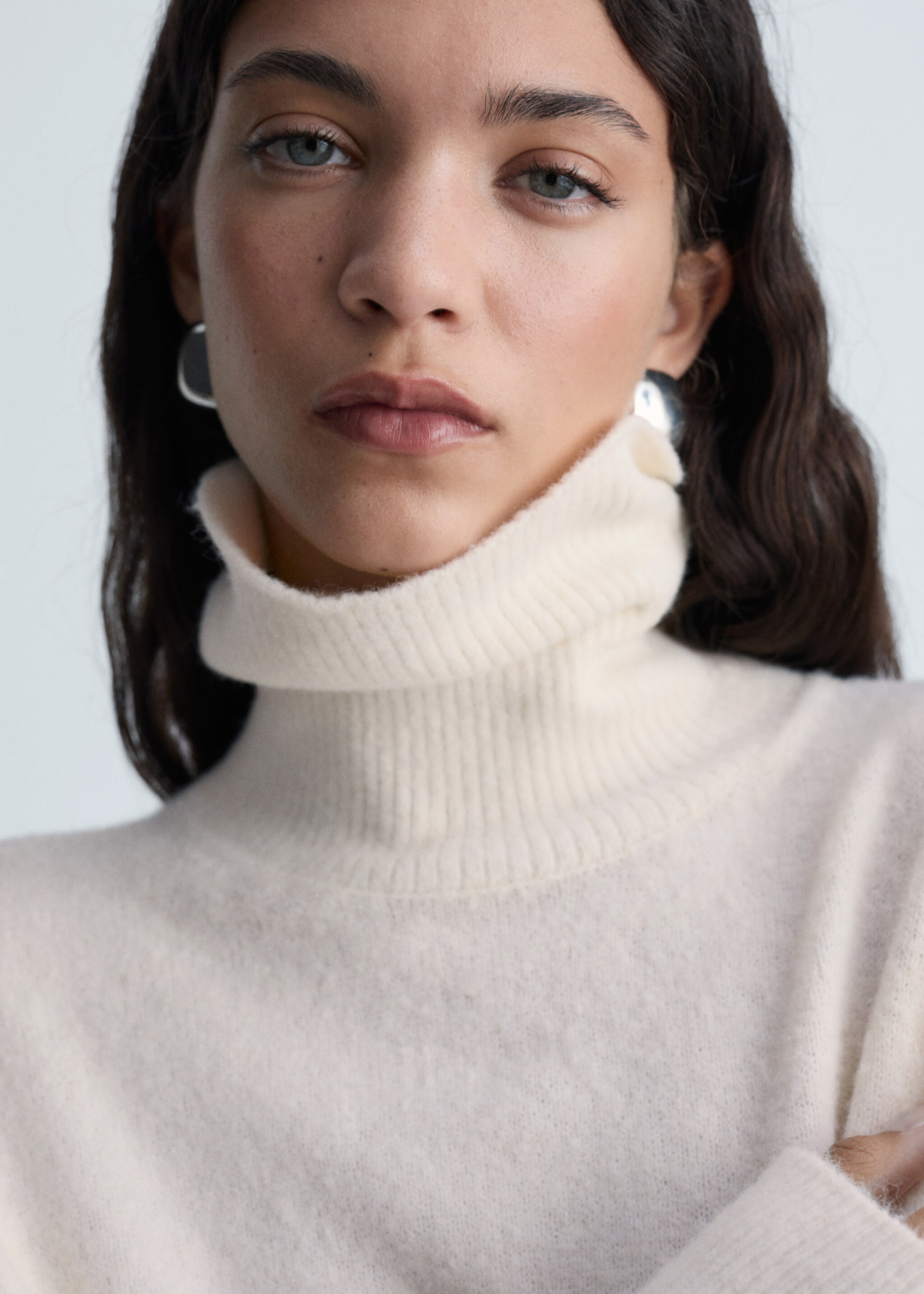 Knitted turtleneck dress - Details of the article 1, Ecru. Ref: 87040284-00.